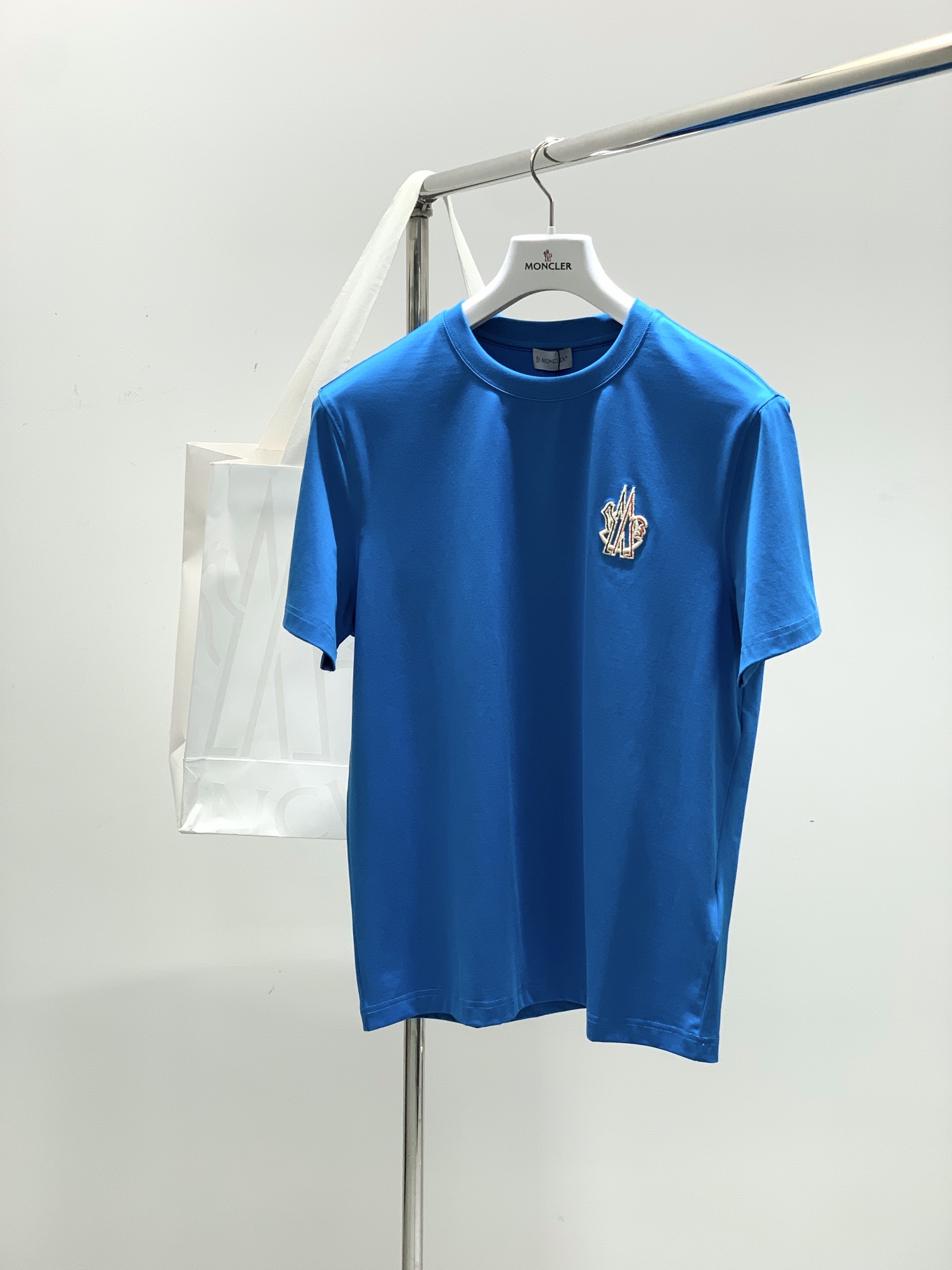 NO:160540,,Moncler cover, the latest summer product, available at the counter at the same time, original single ruthless goods, fashionable and casual round neck short-sleeved T-shirt, comfortable upper body!  Eye-catching and highlighted, using imported original fabric, top-grade embroidery craft letter pattern logo, simple but not lacking in fashion, fashionable and handsome upper body, code number M-3Xl, christian louboutin, Moncler, T-shirt, tees, t-shirt, alexander wang19860909,Moncler 蒙口,夏季最新品,专柜同步有售,原单狠货,时尚休闲圆领短袖T恤,上身舒适！吸睛而有亮点,采用进口原版面料,顶级刺绣工艺字母图案logo,简单而不失时尚,上身时尚帅气,码数M-3Xl,,christian louboutin,Moncler,T-shirt,tees，t-shirt,alexander wang,Men's clothing