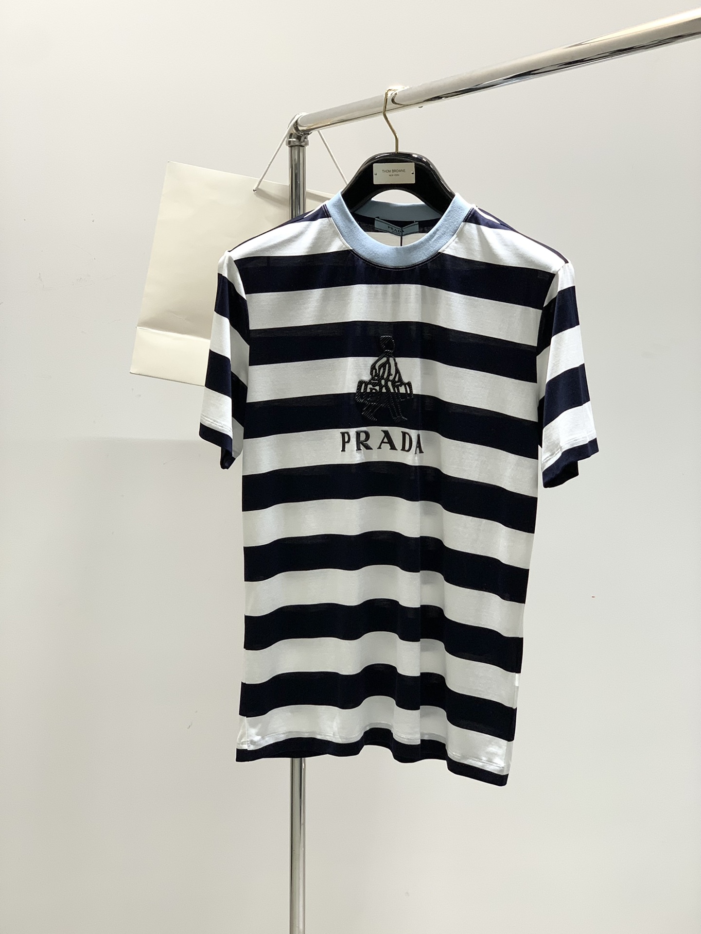 NO:160559,,PRADA Prada, the latest summer products in 2025, available at the counter at the same time, fashionable and casual round neck short-sleeved T-shirt, imported original fabric, extremely complex workmanship, the only channel that can be used as a purchasing agent level, top-level printing craft letter pattern logo, extremely high grade, comfortable and versatile, handsome and stylish upper body, code number M-3XL,,prada,prada,T-shirt,tees,t-shirt,alexander wang19860909,PRADA 普拉达,2025夏季最新品,专柜同步有售,时尚休闲圆领短袖T恤,进口原版面料,做工极为复杂,唯一可以做代购级别的渠道狠货,顶级印花工艺字母图案logo,档次极高,舒适百搭,上身帅气有型,码数M-3XL,,prada,prada,T-shirt,tees，t-shirt,alexander wang,Men's clothing