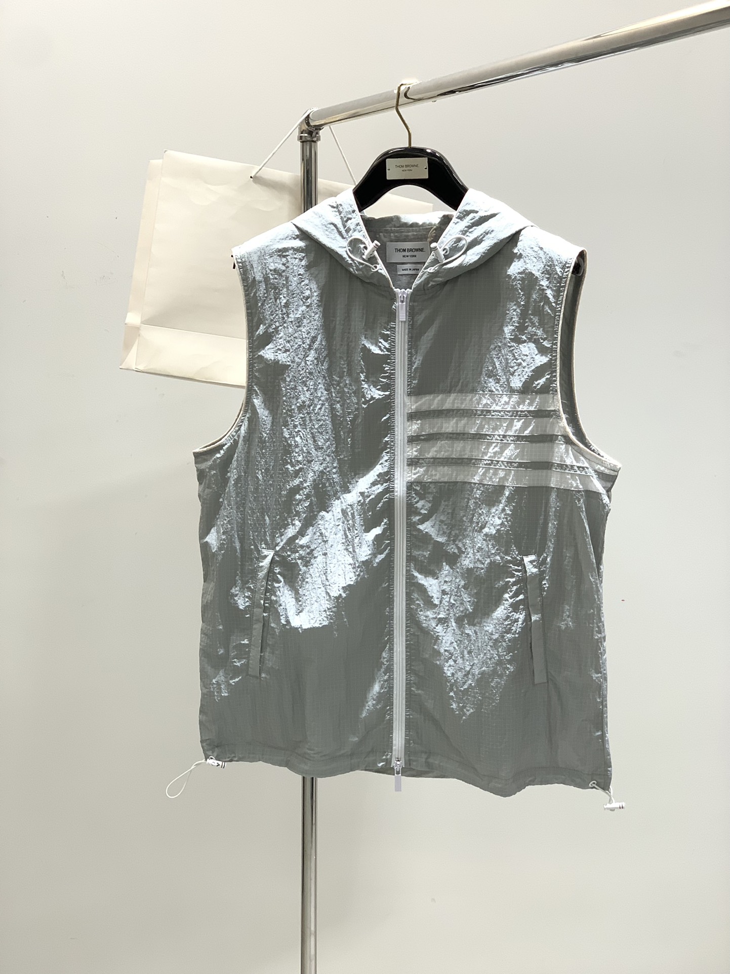 NO:160547,Clothes, shorts P, Thom Browne, the latest products in spring and summer, fashionable and casual round neck short sleeve suit, available at the counter, original single product, imported original fabric, excellent comfort, top-grade embroidery craft letter pattern logo, extremely high grade, calm and versatile, handsome and stylish on the upper body, recommended, 2 colors recommended, 1-4, thom browne, shorts, T-shirt, alexander wang19860909衣服,短裤P,Thom Browne 汤姆·布朗 ,春夏最新品,时尚休闲圆领短袖套装,专柜同步有售,原单狠货,采用进口原版面料,舒适度极佳,顶级刺绣工艺字母图案logo,档次极高,从容百搭,上身帅气有型,推荐,2色推荐,码数1-4,,thom browne,shorts,T-shirt,alexander wang,Men's clothing