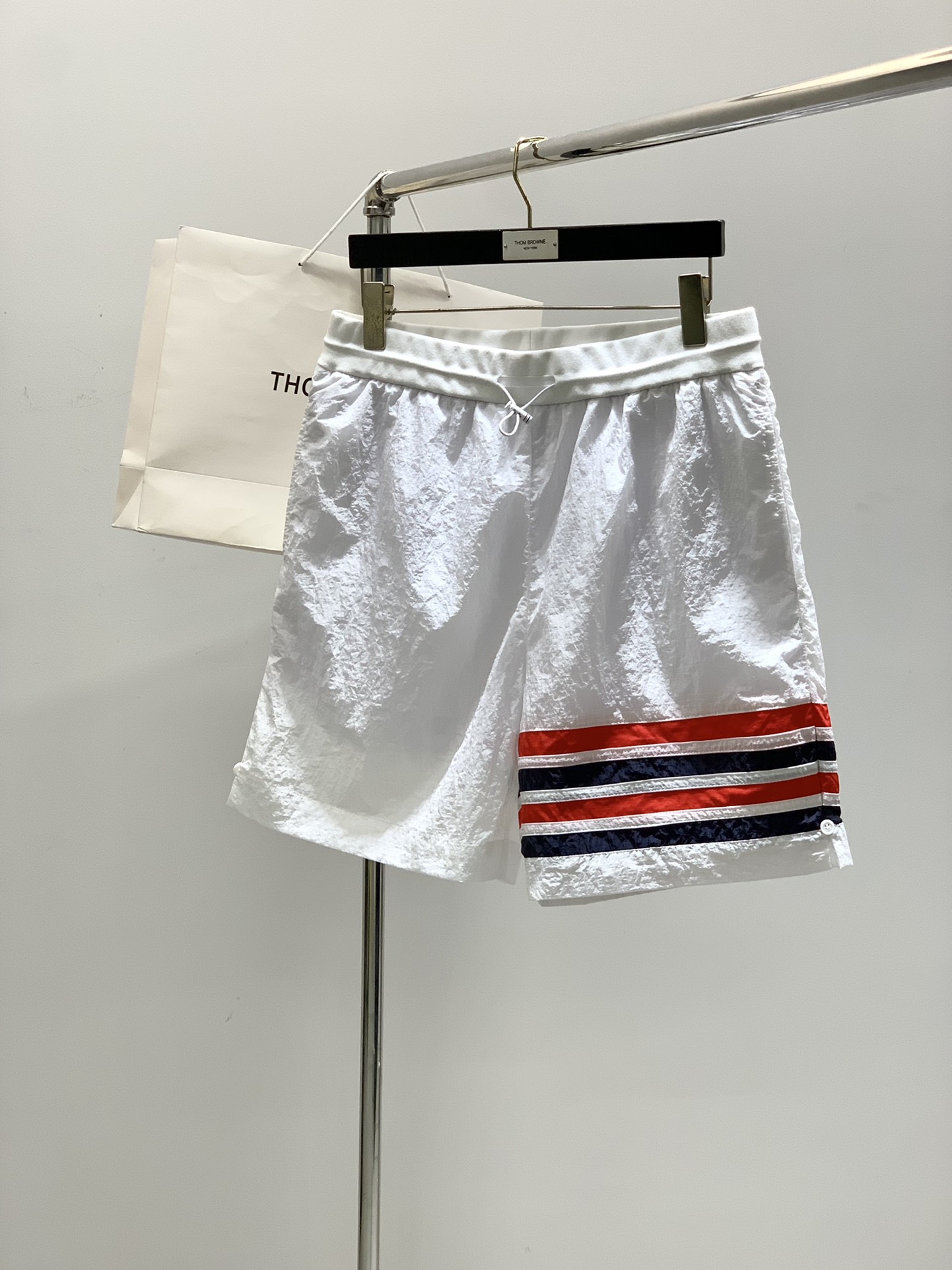 NO:160534,,Thom Browne The latest summer products, fashionable and casual shorts, available at the counter at the same time, original singles, imported original fabric, excellent comfort, top-grade printing craft letter pattern logo, original hardware accessories, extremely high grade, calm and versatile, handsome and stylish, digits 1-4, thom browne, shorts, alexander wang19860909,Thom Browne 汤姆·布朗 夏季最新品,时尚休闲短裤,专柜同步有售,原单狠货,采用进口原版面料,舒适度极佳,顶级印花工艺字母图案logo,原版五金辅料,档次极高,从容百搭,上身帅气有型,码数1-4,,thom browne,shorts,alexander wang,Men's clothing