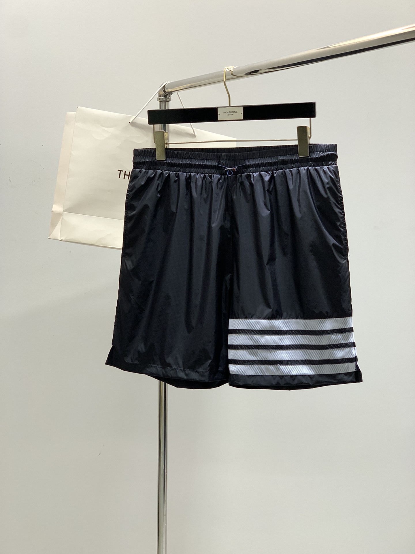 NO:160553,,Thom Browne Tom Brown 2025 summer latest product, fashionable casual shorts, available at the counter at the same time, original single product, imported original fabric, excellent comfort, top-grade printing craft letter pattern logo, original hardware accessories, extremely high grade, calm and versatile, handsome and stylish, 2 colors recommended, 1-4, thom browne, shorts, alexander wang19860909,Thom Browne 汤姆·布朗 2025夏季最新品,时尚休闲短裤,专柜同步有售,原单狠货,采用进口原版面料,舒适度极佳,顶级印花工艺字母图案logo,原版五金辅料,档次极高,从容百搭,上身帅气有型,2色推荐,码数1-4,,thom browne,shorts,alexander wang,Men's clothing