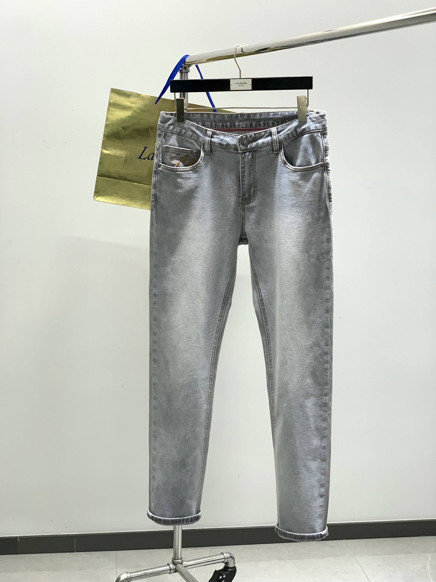 NO:160562,,LP (Loro Piana), the latest product in spring 2025, available at the counter at the same time, original single product, fashionable and casual jeans, imported original fabric, top-grade embroidery craft letter pattern decoration logo, original hardware and auxiliary materials decoration, extremely high-end, comfortable and versatile, and full of handsome upper body!  30-38, loro piana, loro piana, jeans, alexander wang19860909,LP(Loro Piana ),2025春季最新品,专柜同步有售,原单狠货,时尚休闲牛仔裤,采用进口原版面料,顶级刺绣工艺字母图案装饰logo,原版五金辅料装饰,档次极高,舒适百搭,上身帅气十足！码数30-38,,loro piana,loro piana,jeans,alexander wang,Men's clothing