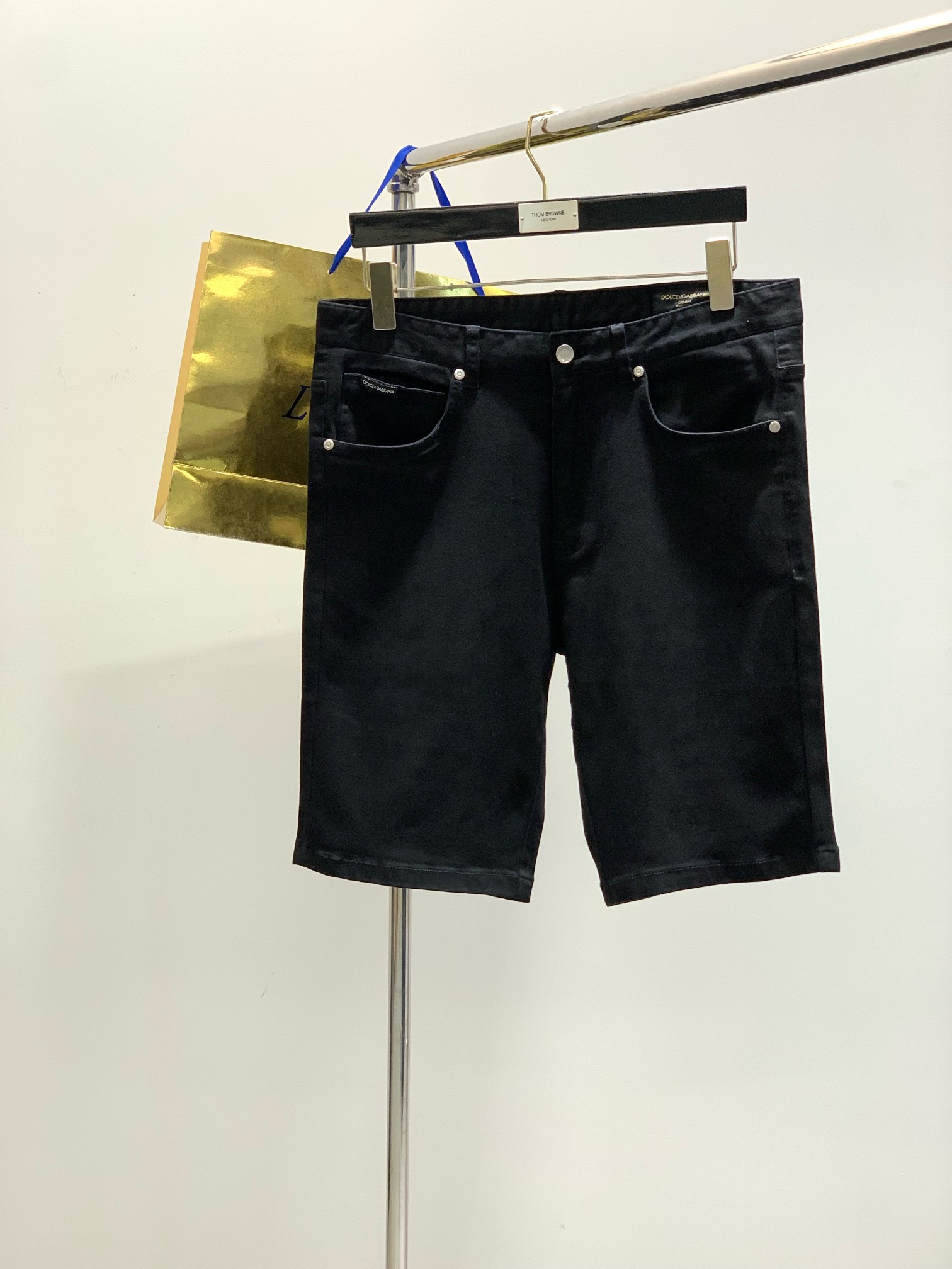 NO:160548,,DOLCE&GABBANA, the latest summer products in 2025, the official website counter is available at the same time, original singles, super stylish denim shorts, customized original washing denim fabric, top-grade printing craft letter pattern logo, original hardware and auxiliary decoration, unique design style, extremely superior jeans, the materials and craftsmanship are extremely luxurious and exquisite, the grade is extremely high, the upper body is handsome and stylish, the number of 30-38, Dolce&Gabbana, Dolce&Gabbana, shorts, jeans, alexander wang19860909,DOLCE&GABBANA 杜嘉班纳,2025夏季最新品,官网专柜同步有售,原单狠货,超级有范儿的一款牛仔短裤,定制原版水洗牛仔面料,顶级印花工艺字母图案logo,原版五金辅料装饰,独特设计风格,极为翘楚的一款牛仔裤,用料与工艺都极致奢华精湛,档次极高,上身帅气有型,码数30-38,,Dolce&Gabbana,Dolce&Gabbana,shorts,jeans,alexander wang,Men's clothing