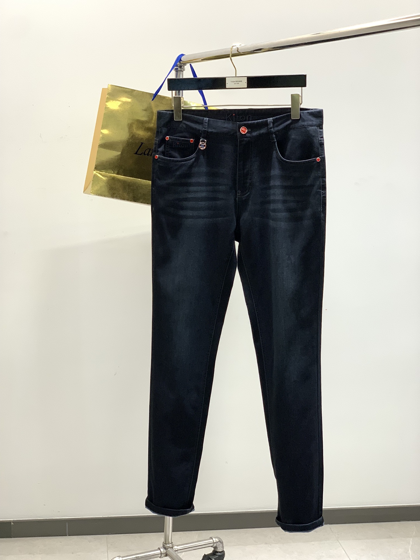 NO:160542,,kiton high fashion sense, denim fabric, dark blue washing jeans The fabric is very special, super fine imitation cotton yarn blend, super soft and comfortable. It has a casual, casual, and a relaxed and fashionable feeling. The fabric is refreshing, slightly stretchy, super soft and long-lasting, the whole pants are all traditional hand-wiping technology, natural stone grinding and light fermentation. The style belongs to the combination of small straight feet, and the details are exquisite. Size 30-40 No 37.39,,jeans,alexander wang19860909,kiton 高级时装感,牛仔面料 , 深蓝色洗水牛仔裤 面料很特殊,超细精仿棉纱混纺,超柔舒适感. 具备牛仔随性感 ,休闲感 , 亦有轻松感 ,时尚感. 布面清爽,微弹力,超柔穿着时间长, 整条裤子全传统手擦工艺,自然石磨轻酵洗水. 版型属于合体小直脚剪裁,细节精致感. 尺码 30-40 无37.39,,jeans,alexander wang,Men's clothing