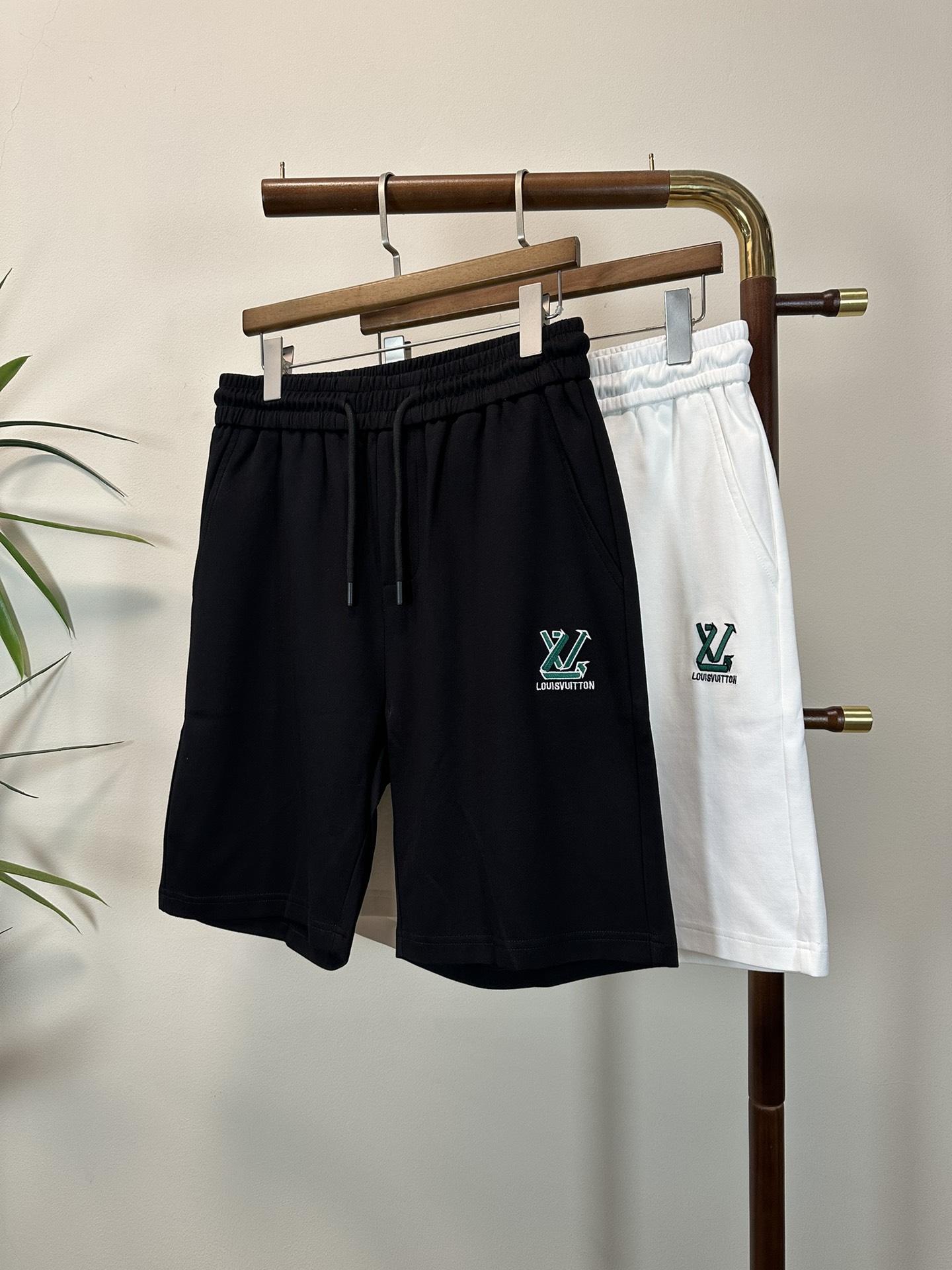 NO:162891,LV Louis Vuitton 2025 summer latest shorts brand logo heavy craftsmanship design high-end customized pure cotton fabric. It feels soft and comfortable to wear. The counter-level exquisite car line is fine. The upper body effect is invincible and handsome!  A must-have item for handsome men!  Two colors available, code number M-3XL!  ,,louis vuitton,louis vuitton,shorts,alexander wang19860909LV 路易威登 2025夏季最新款短裤品牌logo重工艺设计 高端定制纯棉面料.手感柔软.穿着舒适.专柜级别精致车线.做工精细.上身效果无敌帅气！型男必备单品！两色可选 码数M-3XL！,,louis vuitton,louis vuitton,shorts,alexander wang,Men's clothing