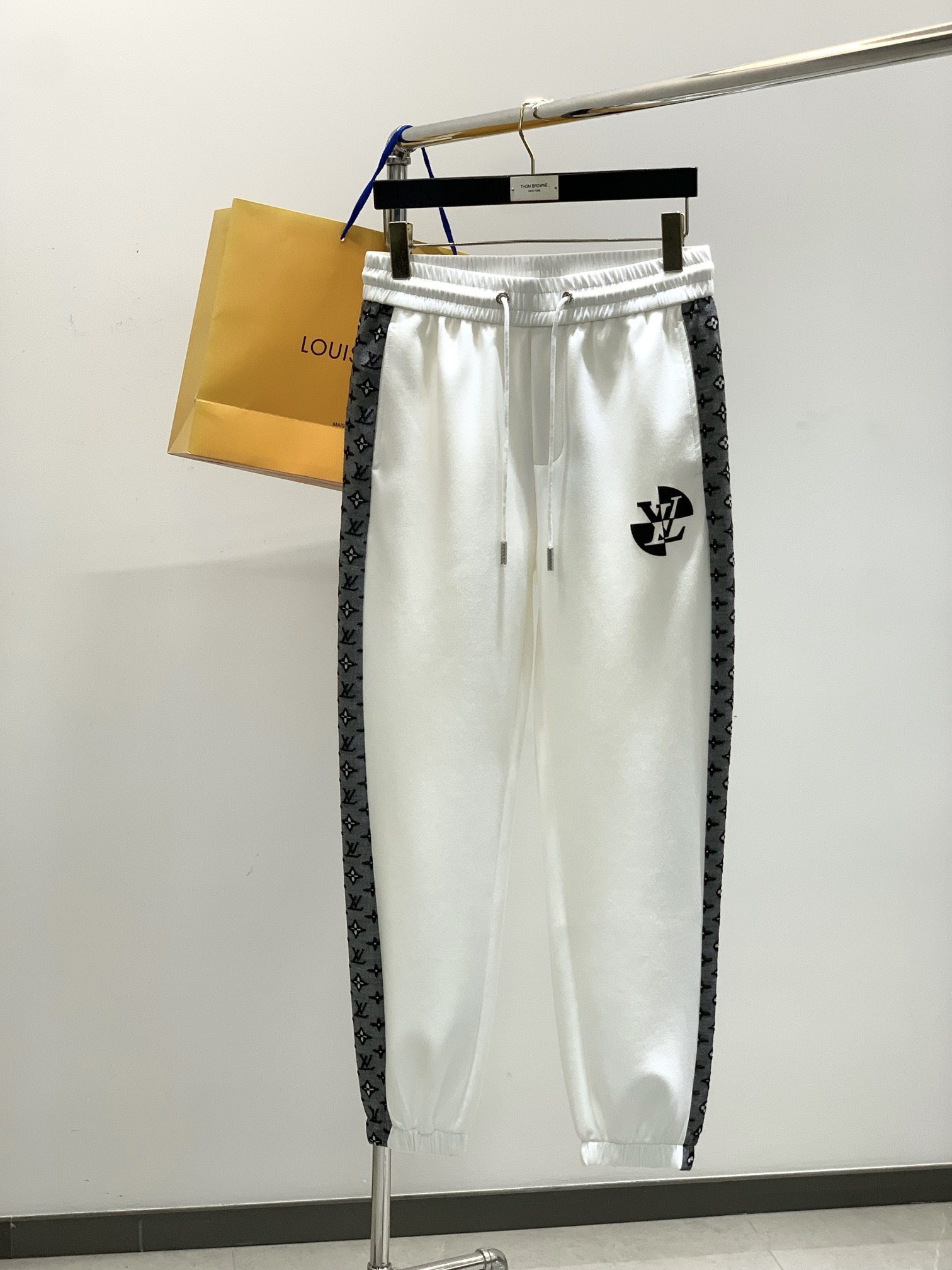 NO:160549,,L V drawstring embroidered casual trousers Fashion series, unique design, drawstring casual trousers Start ordering dyeing and spinning. A large domestic manufacturer exports to Japan and supplies fabrics from several top brands. It has a soft and glutinous feel, is quite wide and stylish, solving the problem of washing and discoloration. The trousers are neat and elegant, and the upper body looks superb and handsome. Size M-4XL, alexander wang19860909,L V 抽绳刺绣休闲长裤 时尚系列,独特设计,抽绳休闲长裤 订纱开始订染和订纺. 国内某大厂出口日本 和供应几大顶级品牌的面料. 手感软糯 , 挺阔有型 , 解决 , 洗涤变色的问题. 裤型利落大气 , 上身显高超帅. 尺码M-4XL,,alexander wang,Men's clothing