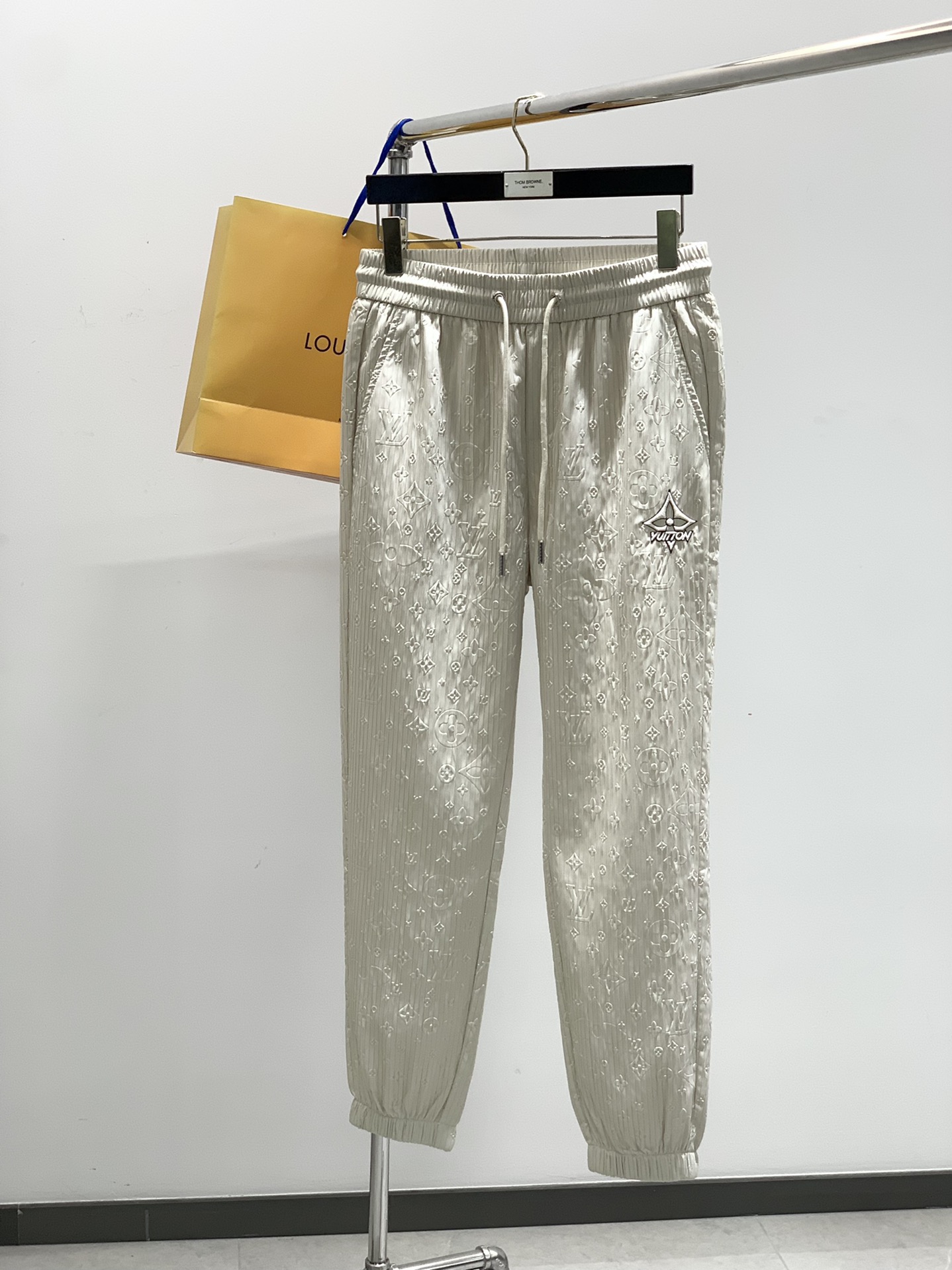 NO:160556,,L V drawstring embroidered casual trousers Fashion series, unique design, drawstring casual trousers Start ordering dyeing and spinning. A large domestic manufacturer exports to Japan and supplies fabrics from several top brands. It has a soft and glutinous feel, is quite wide and stylish, solving the problem of washing and discoloration. The trousers are neat and elegant, and the upper body looks superb and handsome. Size M-4XL, alexander wang19860909,L V 抽绳刺绣休闲长裤 时尚系列,独特设计,抽绳休闲长裤 订纱开始订染和订纺. 国内某大厂出口日本 和供应几大顶级品牌的面料. 手感软糯 , 挺阔有型 , 解决 , 洗涤变色的问题. 裤型利落大气 , 上身显高超帅. 尺码M-4XL,,alexander wang,Men's clothing