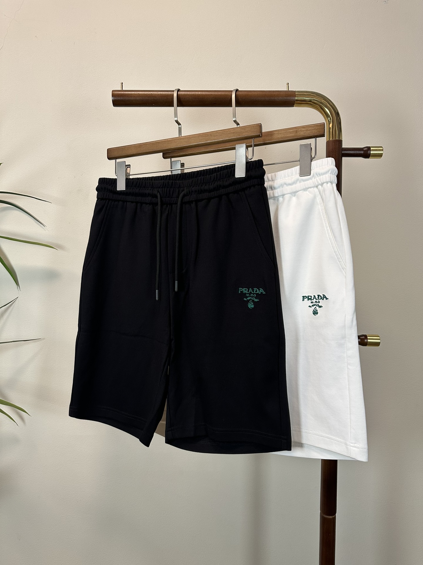 NO:162906,PRA Prada 2025 summer latest shorts brand logo heavy craftsmanship design high-end customized pure cotton fabric. It feels soft and comfortable to wear. The counter-level exquisite car line is fine. The upper body effect is invincible and handsome!  A must-have item for handsome men!  Two colors available, code number M-3XL!  ,,prada,prada,shorts,alexander wang19860909PRA 普拉达 2025夏季最新款短裤品牌logo重工艺设计 高端定制纯棉面料.手感柔软.穿着舒适.专柜级别精致车线.做工精细.上身效果无敌帅气！型男必备单品！两色可选 码数M-3XL！,,prada,prada,shorts,alexander wang,Men's clothing