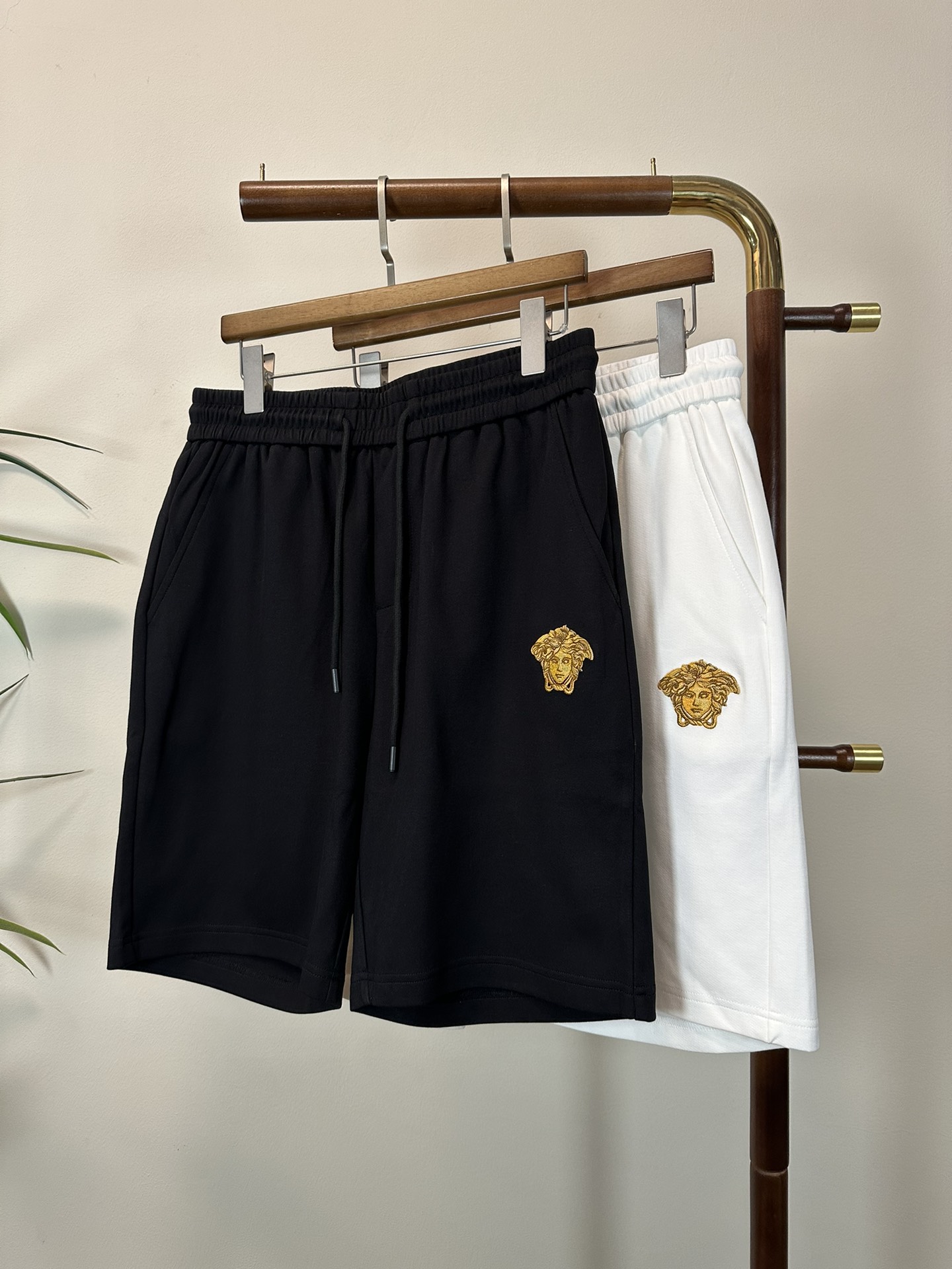 NO:474000,VS Versace 2025 summer latest shorts brand logo heavy craftsmanship design High-end customized pure cotton fabric. It feels soft and comfortable to wear. The counter-level exquisite car line is fine. The workmanship is invincible and handsome!  A must-have item for handsome men!  Two colors available, code number M-3XL!  , versace, shorts,alexander wang19860909VS 范思哲 2025夏季最新款短裤品牌logo重工艺设计 高端定制纯棉面料.手感柔软.穿着舒适.专柜级别精致车线.做工精细.上身效果无敌帅气！型男必备单品！两色可选 码数M-3XL！,,versace,shorts,alexander wang,Men's clothing