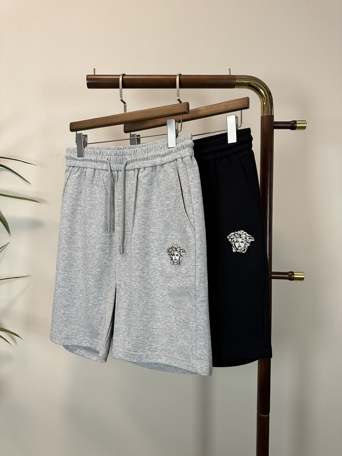 NO:162902,VS Versace 2025 summer latest shorts brand logo heavy craftsmanship design High-end customized pure cotton fabric. It feels soft and comfortable to wear. The counter-level exquisite car line is fine. The workmanship is invincible and handsome!  A must-have item for handsome men!  Two colors available, code number M-3XL!  , versace, shorts,alexander wang19860909VS 范思哲 2025夏季最新款短裤品牌logo重工艺设计 高端定制纯棉面料.手感柔软.穿着舒适.专柜级别精致车线.做工精细.上身效果无敌帅气！型男必备单品！两色可选 码数M-3XL！,,versace,shorts,alexander wang,Men's clothing