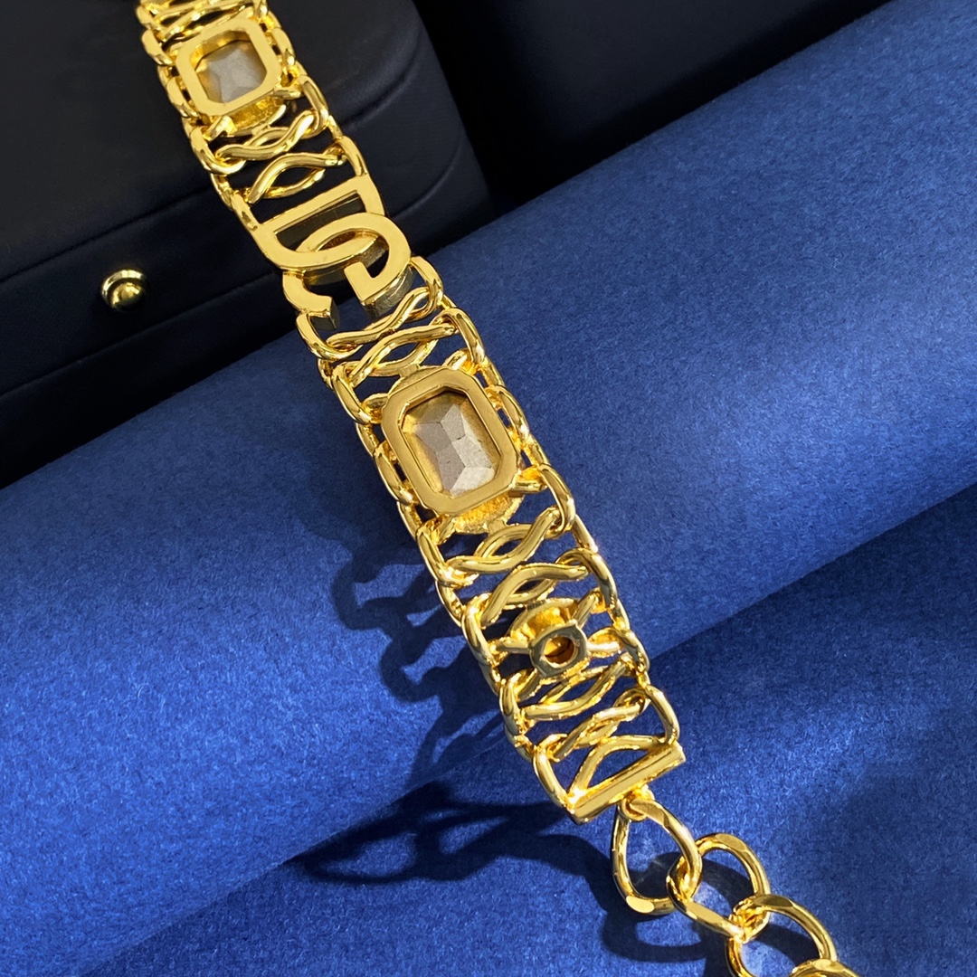 D&G Retrospect: Red Rectangular Bracelet with Green Diamond and Metallic Sensitized DG Letter - 图片 5