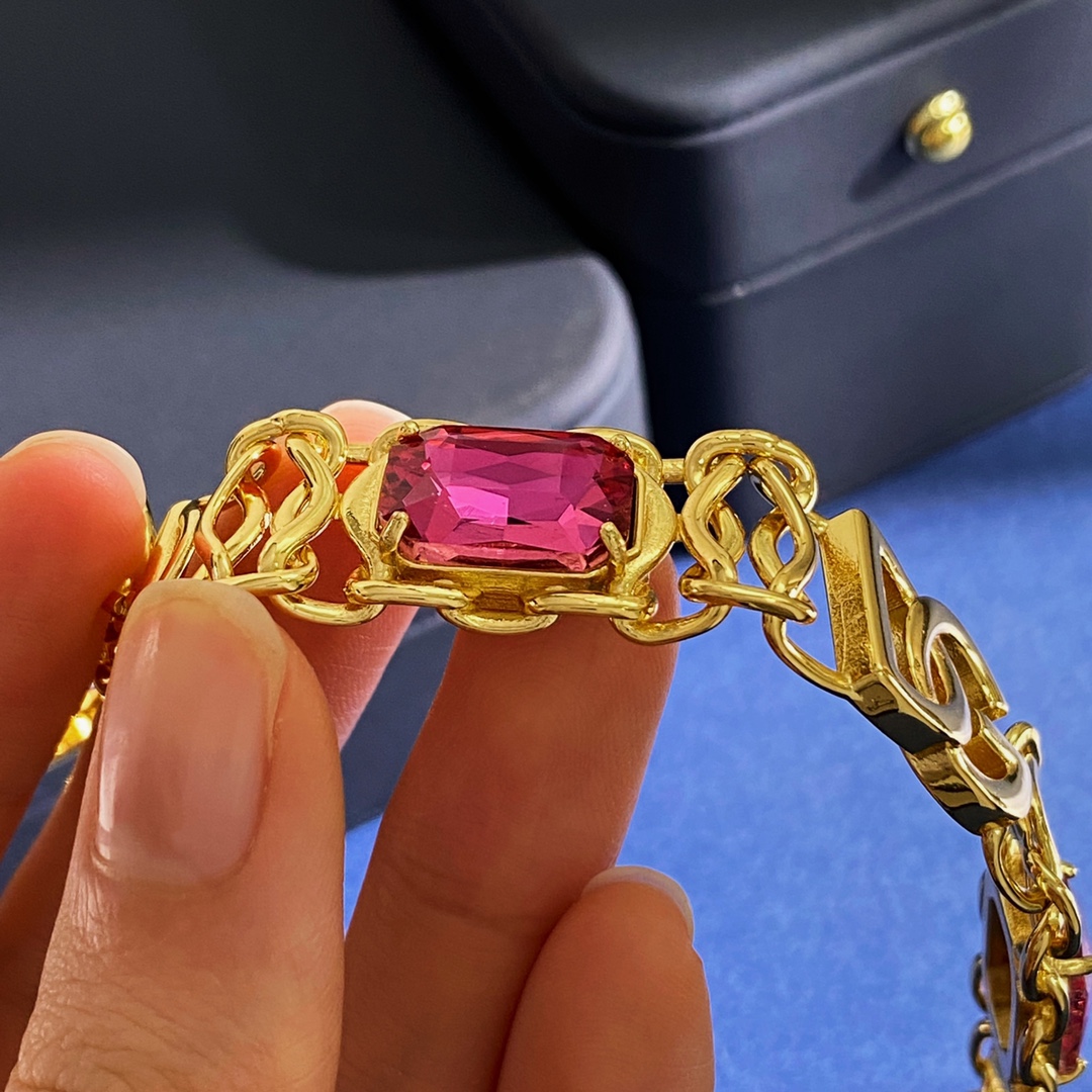 D&G Retrospect: Red Rectangular Bracelet with Green Diamond and Metallic Sensitized DG Letter - 图片 9