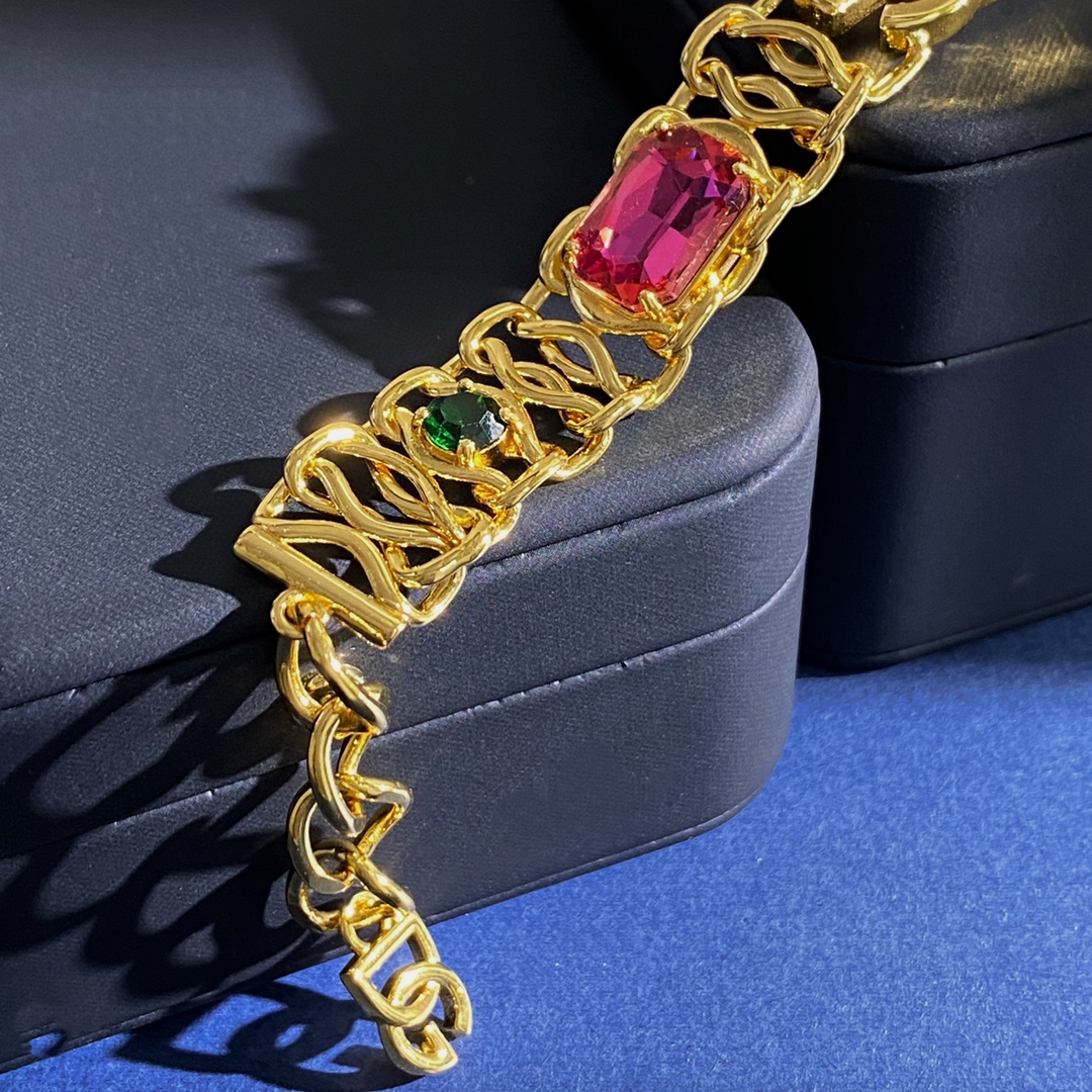 D&G Retrospect: Red Rectangular Bracelet with Green Diamond and Metallic Sensitized DG Letter - 图片 7