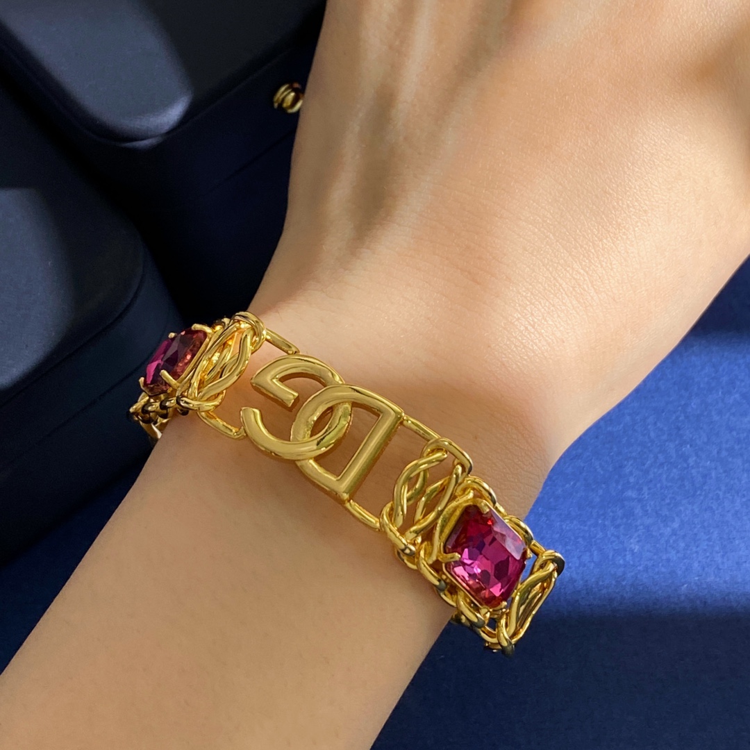 D&G Retrospect: Red Rectangular Bracelet with Green Diamond and Metallic Sensitized DG Letter - 图片 4