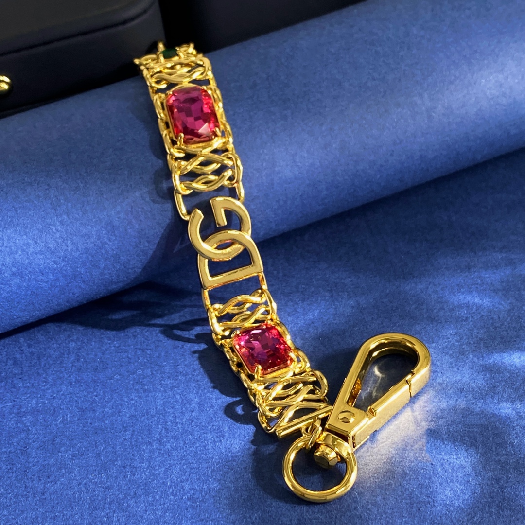 D&G Retrospect: Red Rectangular Bracelet with Green Diamond and Metallic Sensitized DG Letter - 图片 2