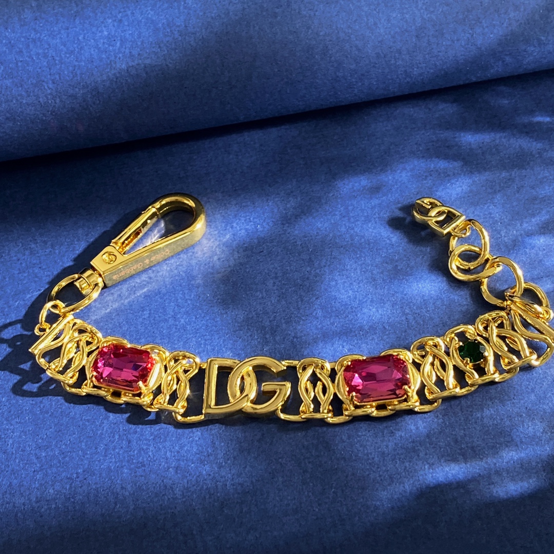 D&G Retrospect: Red Rectangular Bracelet with Green Diamond and Metallic Sensitized DG Letter - 图片 6