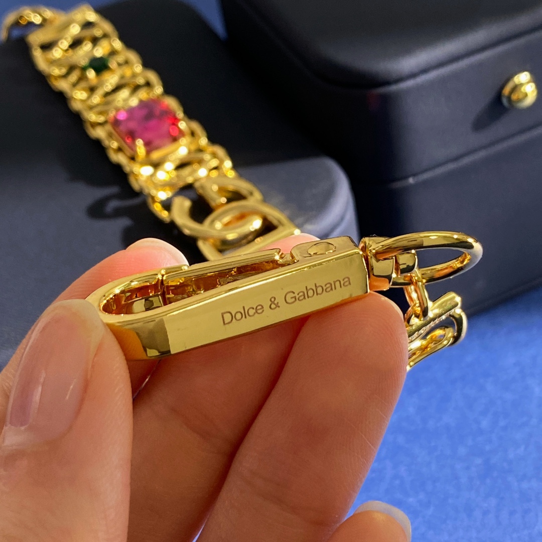 D&G Retrospect: Red Rectangular Bracelet with Green Diamond and Metallic Sensitized DG Letter - 图片 3