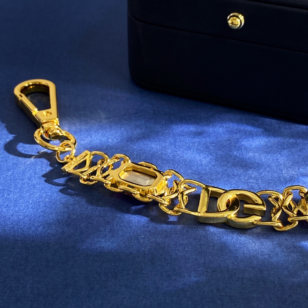 D&G Retrospect: Red Rectangular Bracelet with Green Diamond and Metallic Sensitized DG Letter - 图片 8