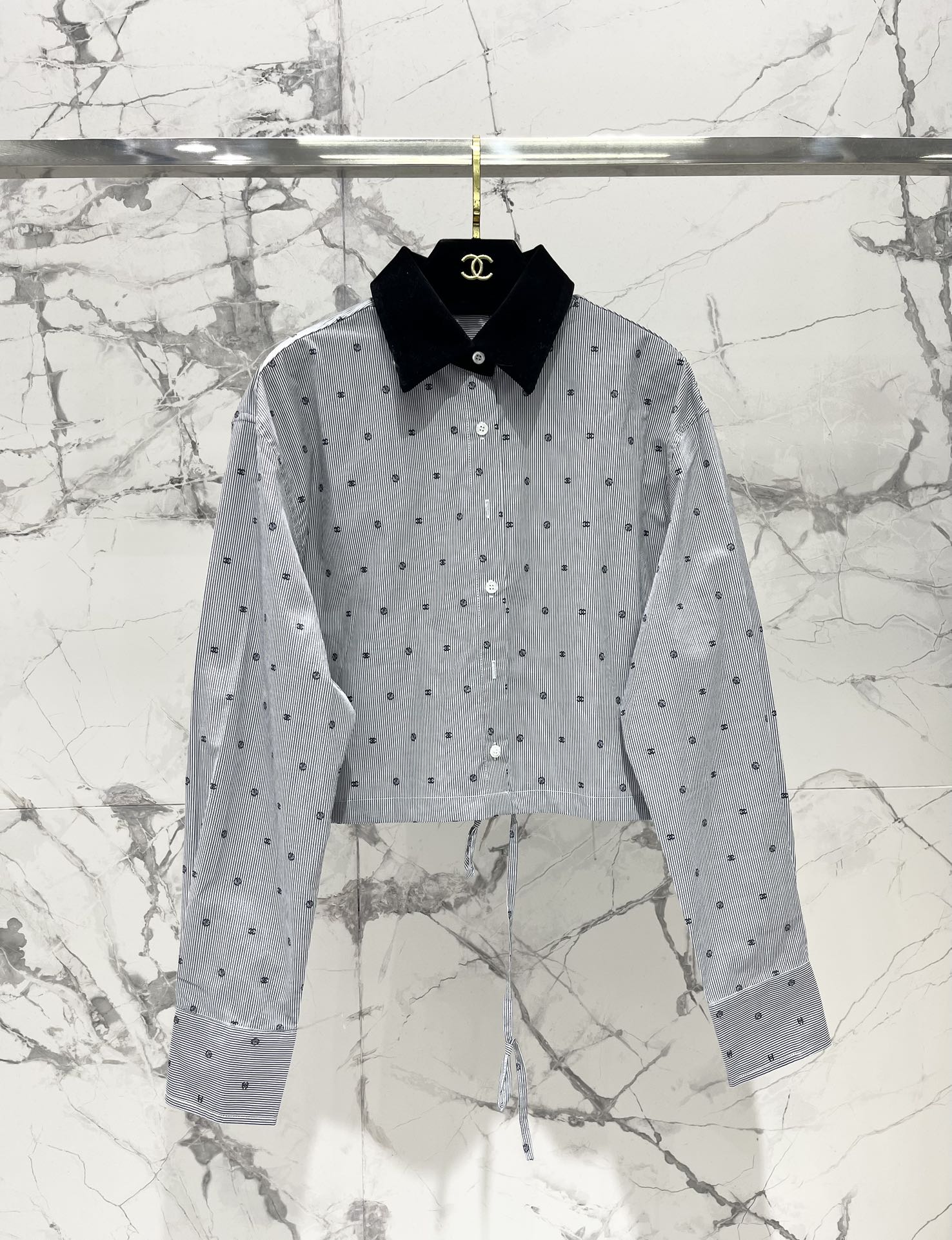 NO:331811,*Xiaoxiang's new striped flocking print set, classic striped design. With flocking print, it feels super textured to the touch, and it feels so high-end when worn on the body!  The style is super slim, the small V-neck design lengthens the neck lines, and it is not a dream to turn into a swan neck in seconds!  The pants are also a perfect match!  High waist design, lengthen the leg proportions, and small short legs can also become big and long legs!  ♀ The pants are super good, and the legs are so good. If you wear them, you will be the most beautiful baby on the street!  The details are also very attentive, and this delicate line is simply a work of art!  The quality of Xiaoxiang’s family is always trustworthy!  SML, chanel,alexander wang19860909*小香新款条纹植绒印花套装 经典的条纹设计.加了植绒印花,摸起来超级有质感,穿在身上简直就是高级感爆棚！ 版型超级显瘦,小V领设计拉长颈部线条,秒变天鹅颈不是梦！ 裤子也是绝配！高腰设计,拉长腿部比例,小短腿也能变大长腿哦！♀ 裤型超级好,修饰腿型一级棒,穿上它,你就是街上最靓的崽！ 细节处也做得超级用心,这细腻的走线,简直就是艺术品啊！ 小香家的品质,永远都值得信赖！ 码数SML,,chanel,alexander wang,Women's clothing