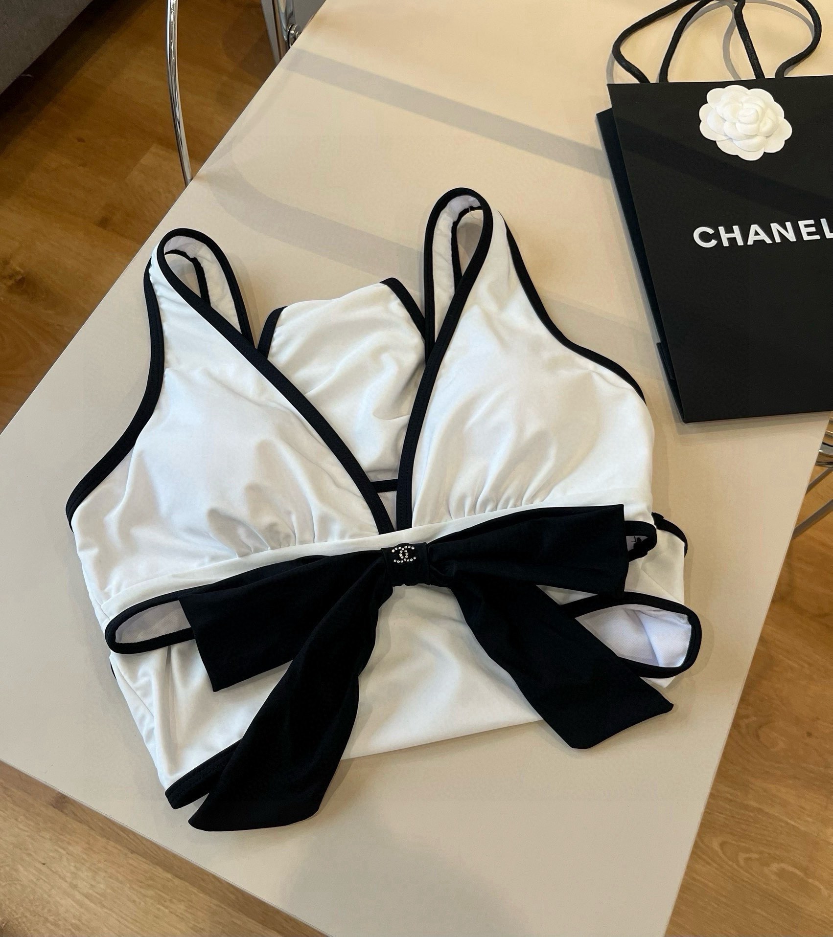 。
Chanel香奈儿❤️😍🥰适合多种场景的游泳衣🏊‍♀️海边 游泳池 温泉 水上乐园 漂流都可以😌内搭