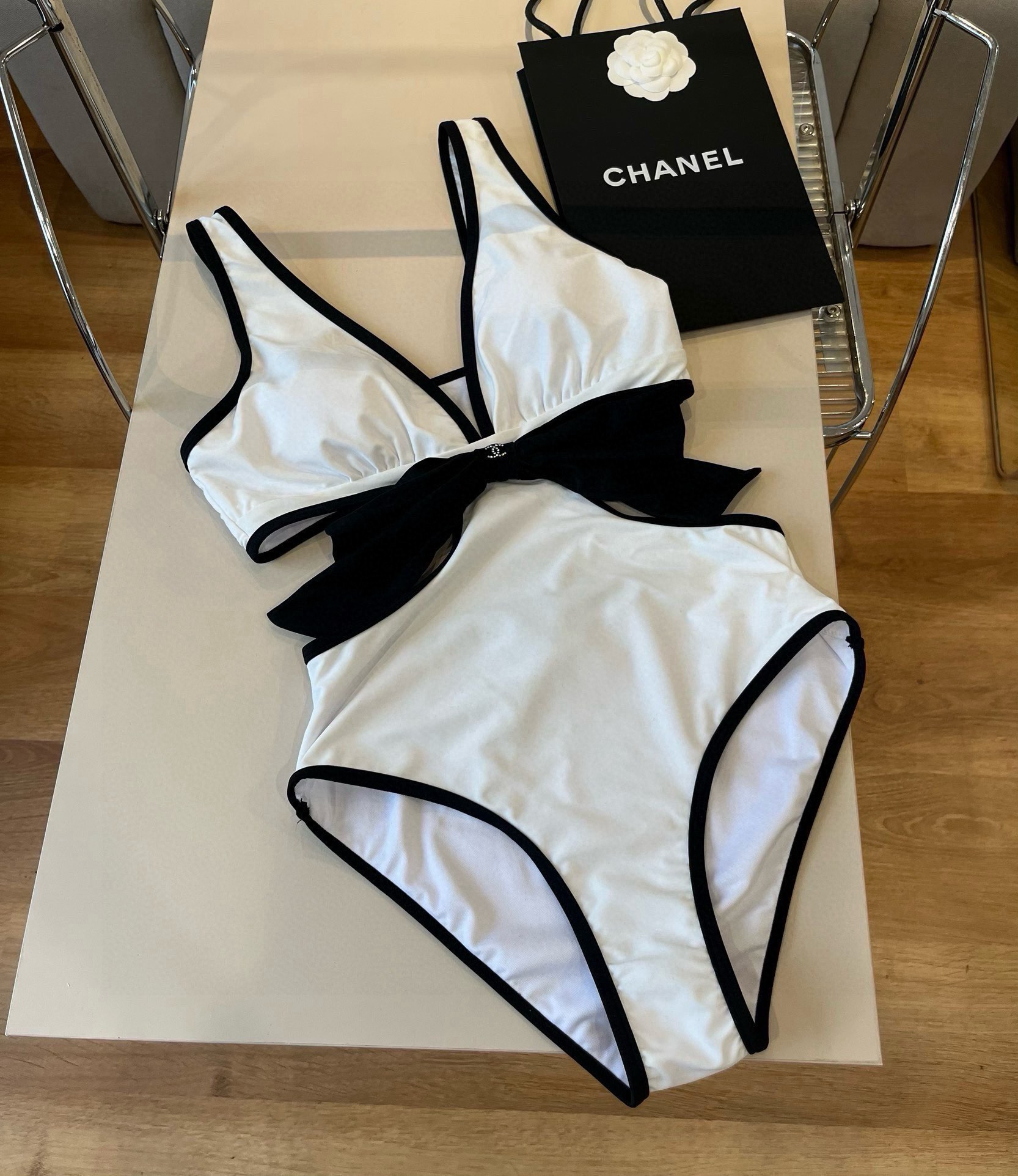 。
Chanel香奈儿❤️😍🥰适合多种场景的游泳衣🏊‍♀️海边 游泳池 温泉 水上乐园 漂流都可以😌内搭