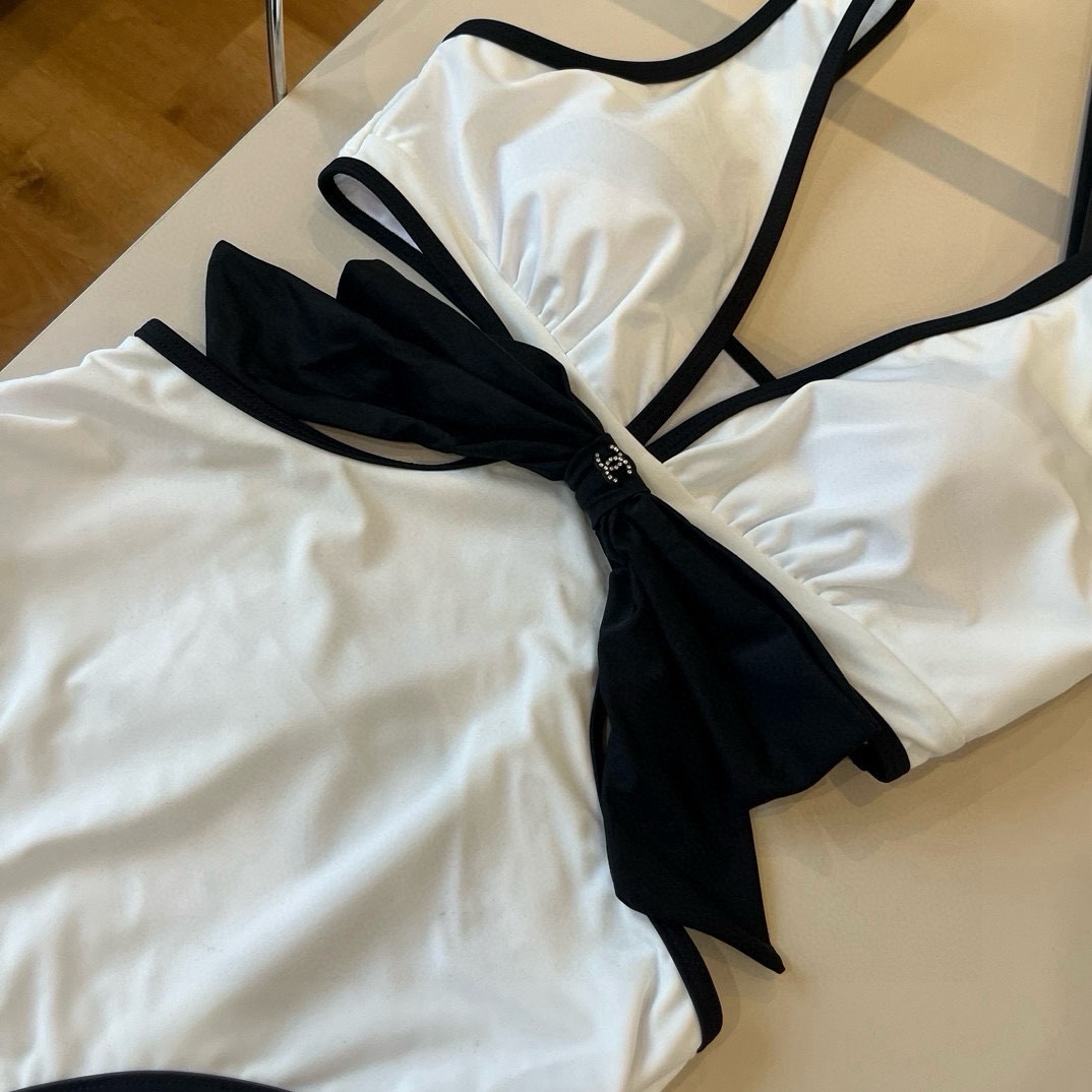 。
Chanel香奈儿❤️😍🥰适合多种场景的游泳衣🏊‍♀️海边 游泳池 温泉 水上乐园 漂流都可以😌内搭