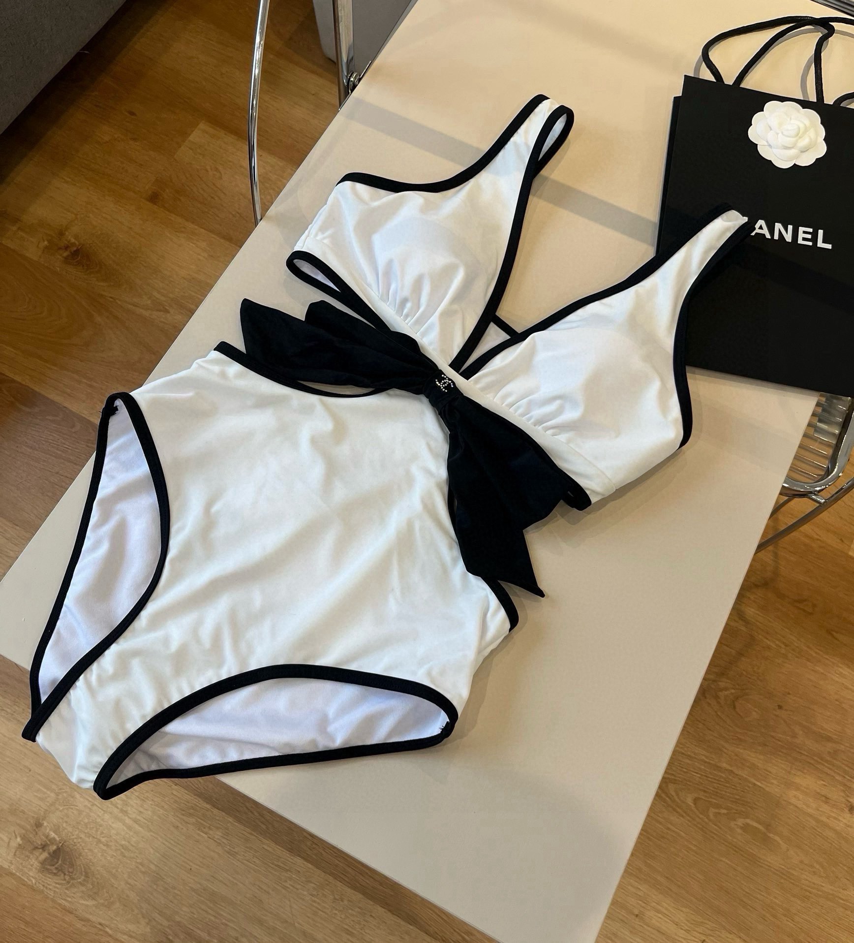 。
Chanel香奈儿❤️😍🥰适合多种场景的游泳衣🏊‍♀️海边 游泳池 温泉 水上乐园 漂流都可以😌内搭