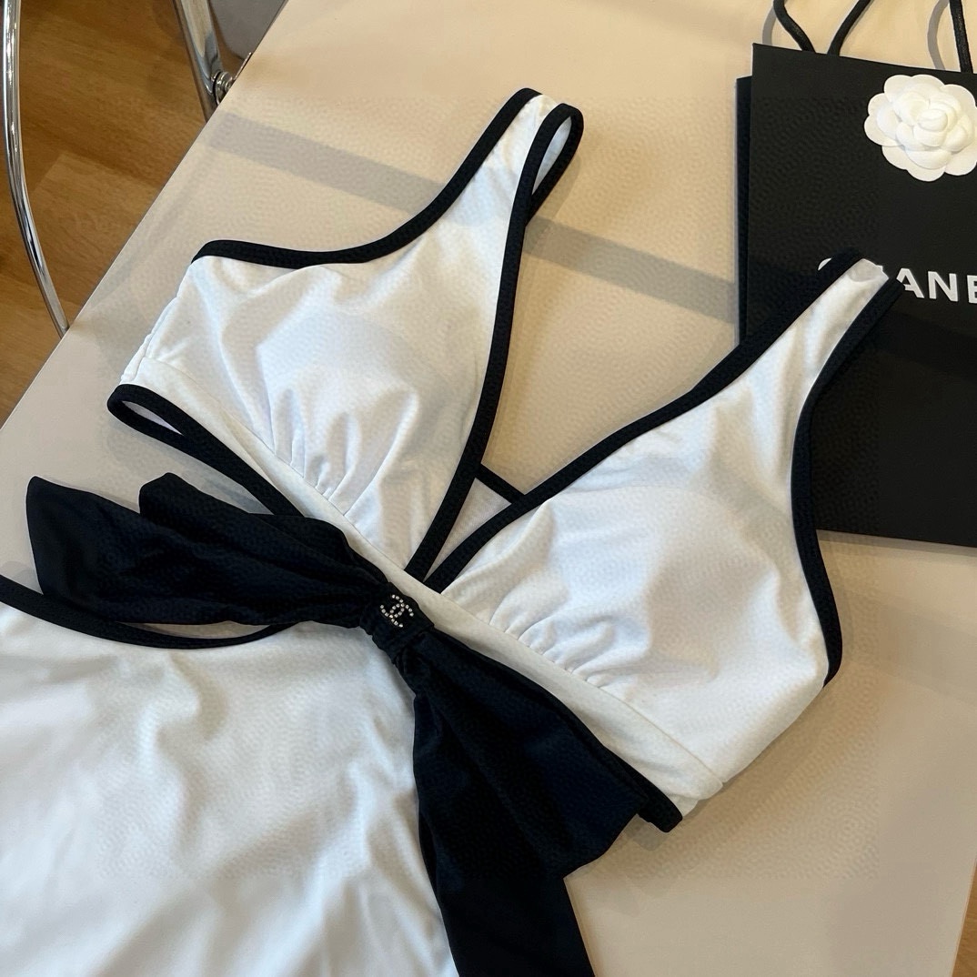 。
Chanel香奈儿❤️😍🥰适合多种场景的游泳衣🏊‍♀️海边 游泳池 温泉 水上乐园 漂流都可以😌内搭