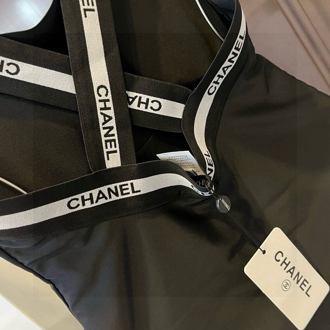 特批165。
Chanel香奈儿新款连体泳衣  😍🥰适合多种场景的游泳衣🏊‍♀️海边 游泳池 温泉 水上