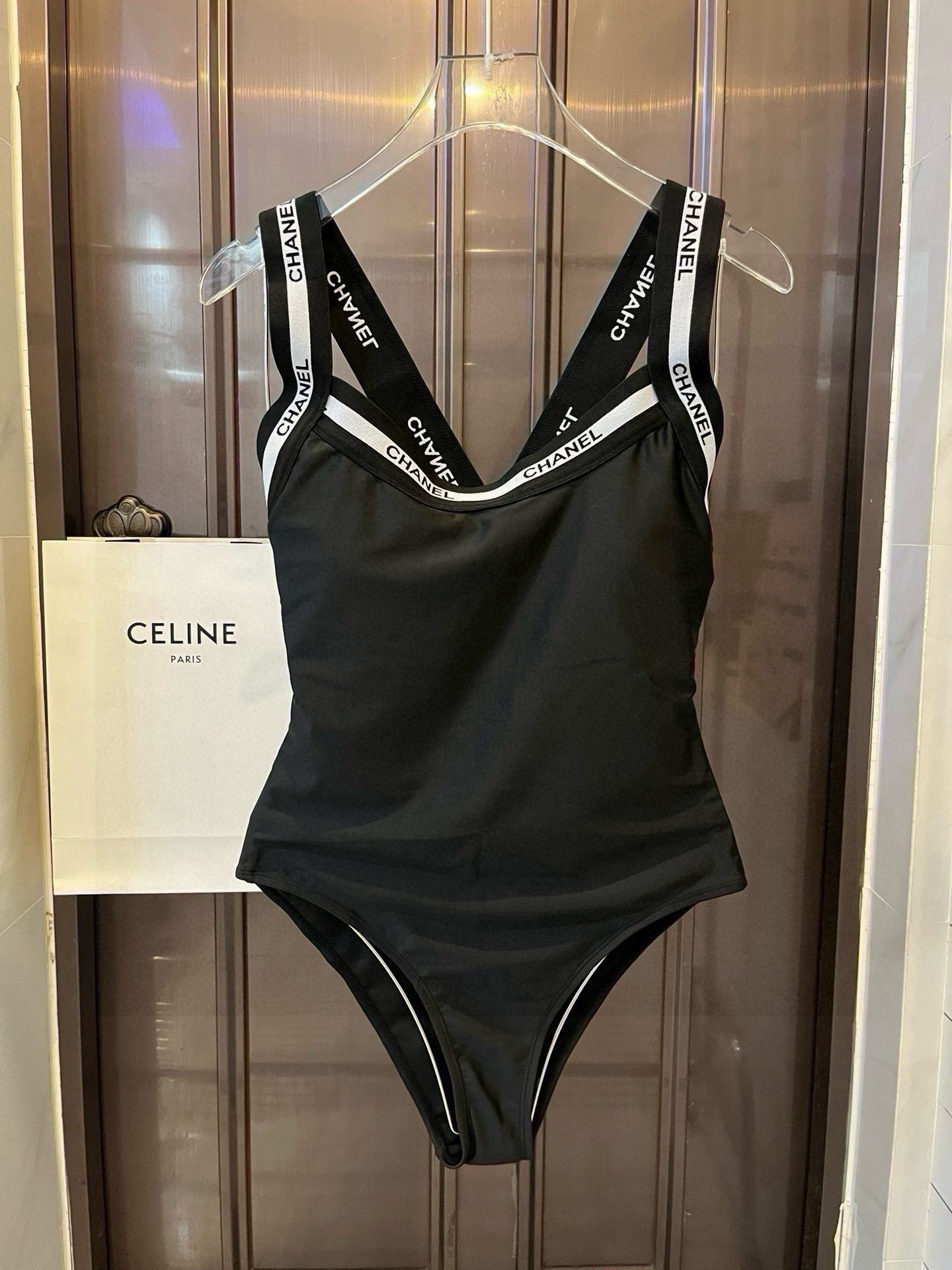 特批165。
Chanel香奈儿新款连体泳衣  😍🥰适合多种场景的游泳衣🏊‍♀️海边 游泳池 温泉 水上