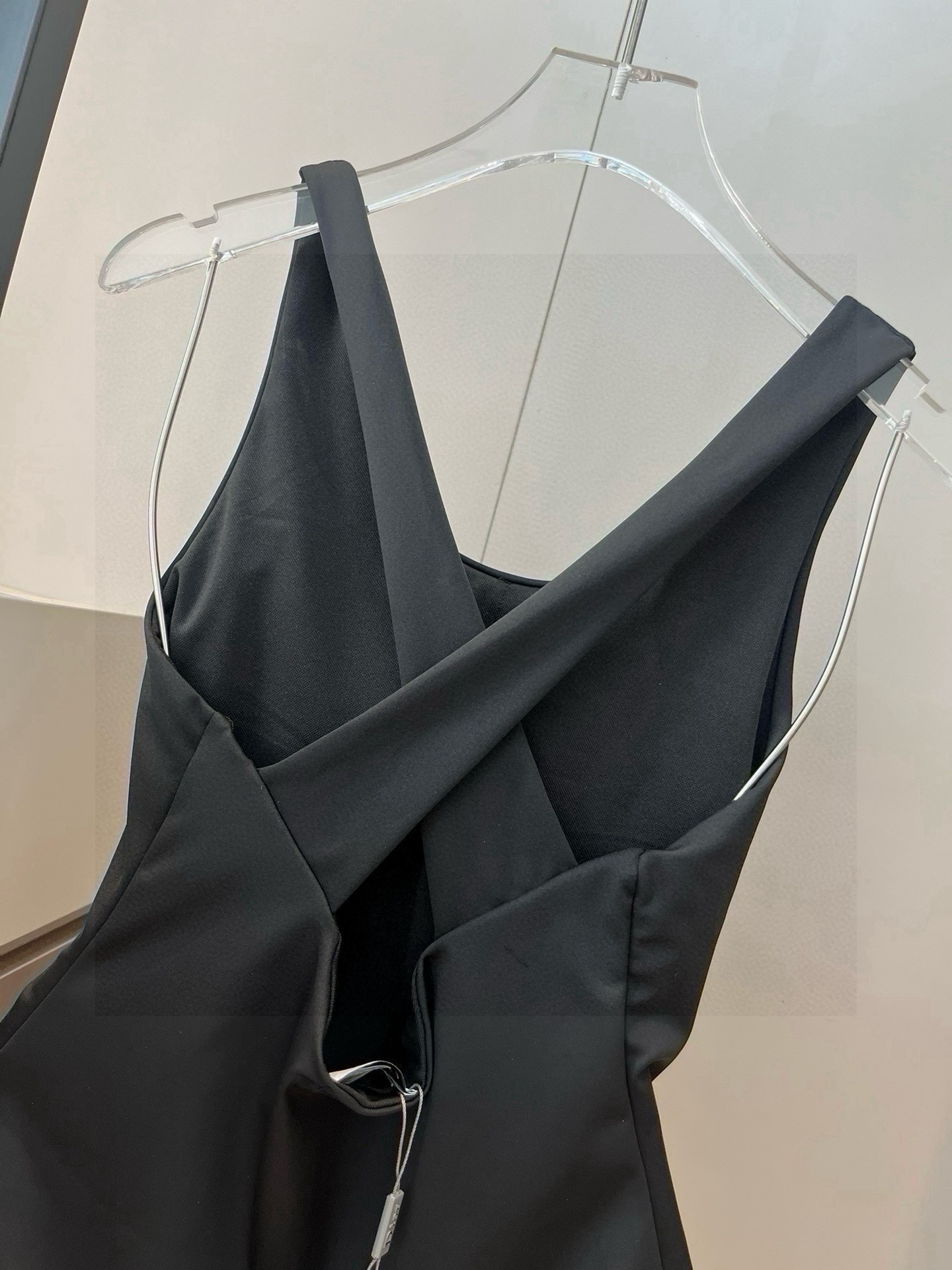 。
Dior 连体泳衣👙❤️😍🥰适合多种场景的游泳衣🏊‍♀️海边 游泳池 温泉 水上乐园 漂流都可以😌内