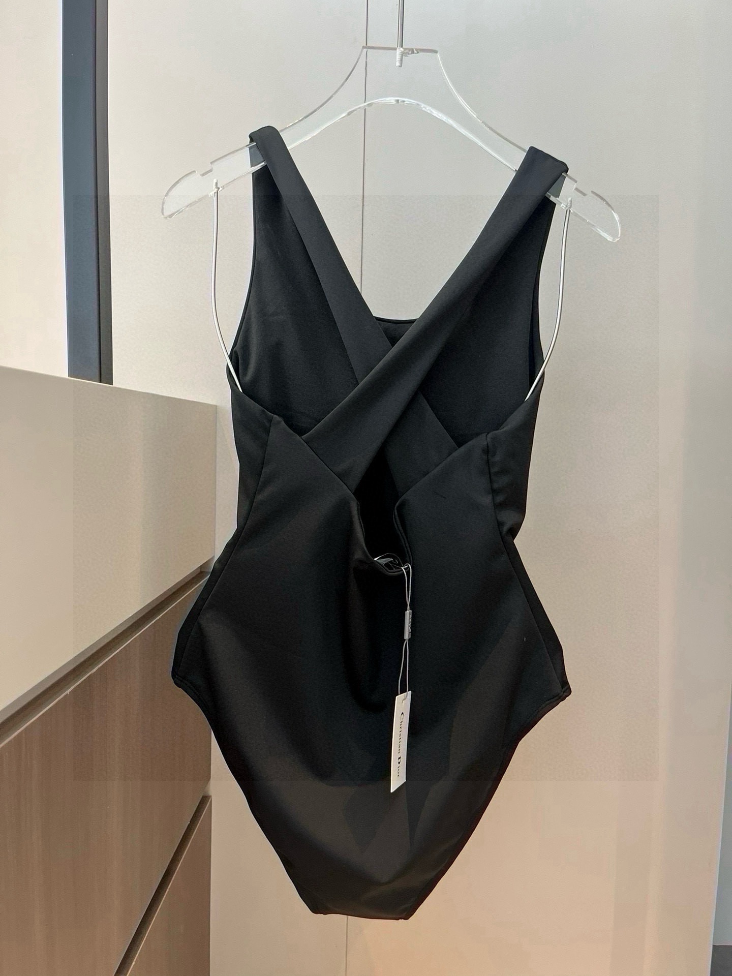 。
Dior 连体泳衣👙❤️😍🥰适合多种场景的游泳衣🏊‍♀️海边 游泳池 温泉 水上乐园 漂流都可以😌内