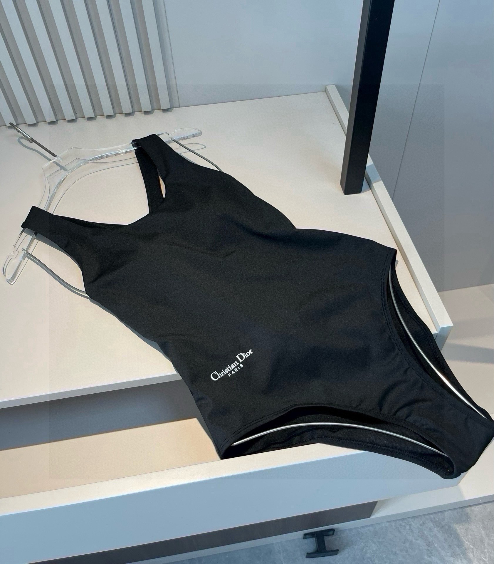 。
Dior 连体泳衣👙❤️😍🥰适合多种场景的游泳衣🏊‍♀️海边 游泳池 温泉 水上乐园 漂流都可以😌内