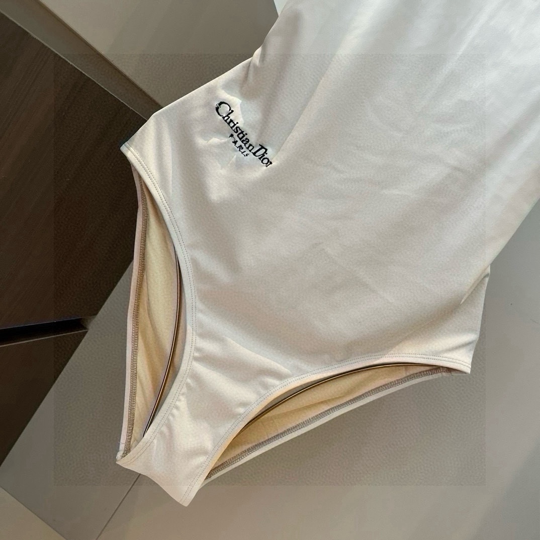 P
Dior 连体泳衣👙❤️😍🥰适合多种场景的游泳衣🏊‍♀️海边 游泳池 温泉 水上乐园 漂流都可以😌内