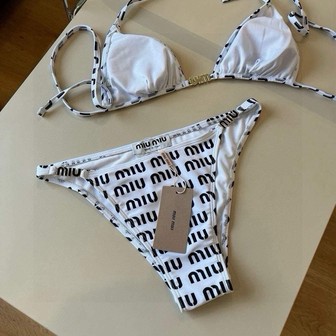 。
miumiu缪缪新款分体泳衣😍🥰适合多种场景的游泳衣🏊‍♀️海边 游泳池 温泉 水上乐园 漂流都可以