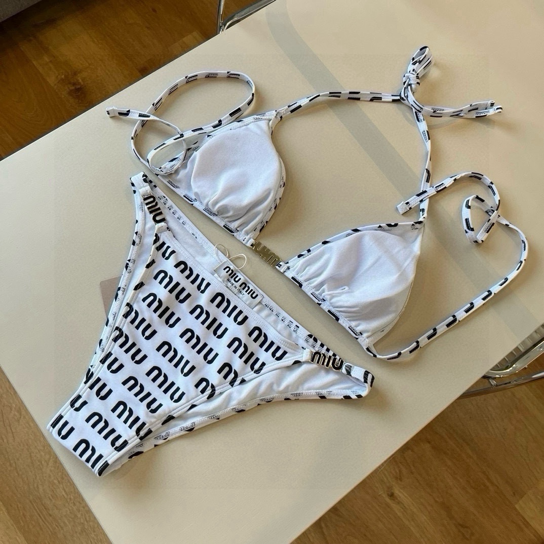。
miumiu缪缪新款分体泳衣😍🥰适合多种场景的游泳衣🏊‍♀️海边 游泳池 温泉 水上乐园 漂流都可以