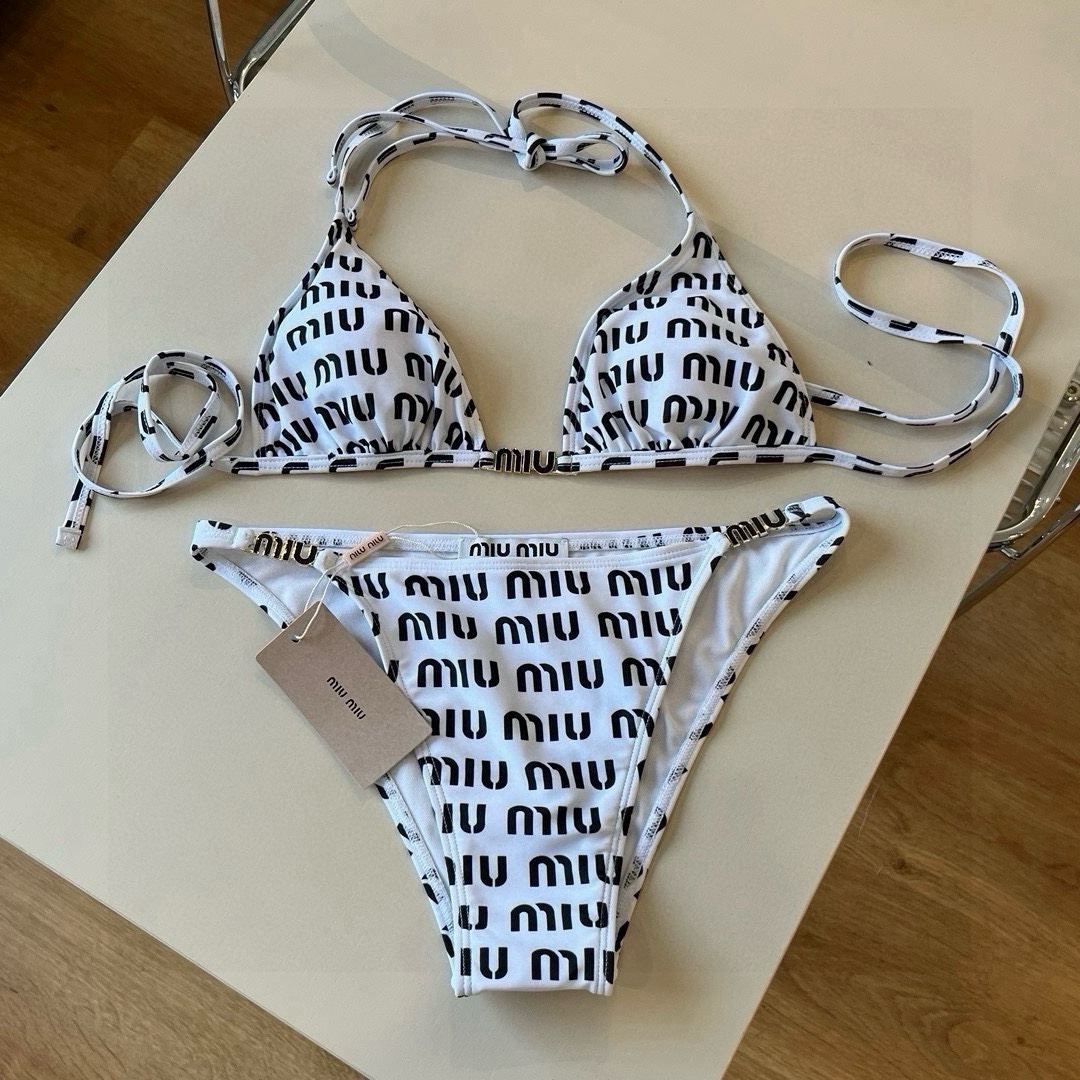 。
miumiu缪缪新款分体泳衣😍🥰适合多种场景的游泳衣🏊‍♀️海边 游泳池 温泉 水上乐园 漂流都可以