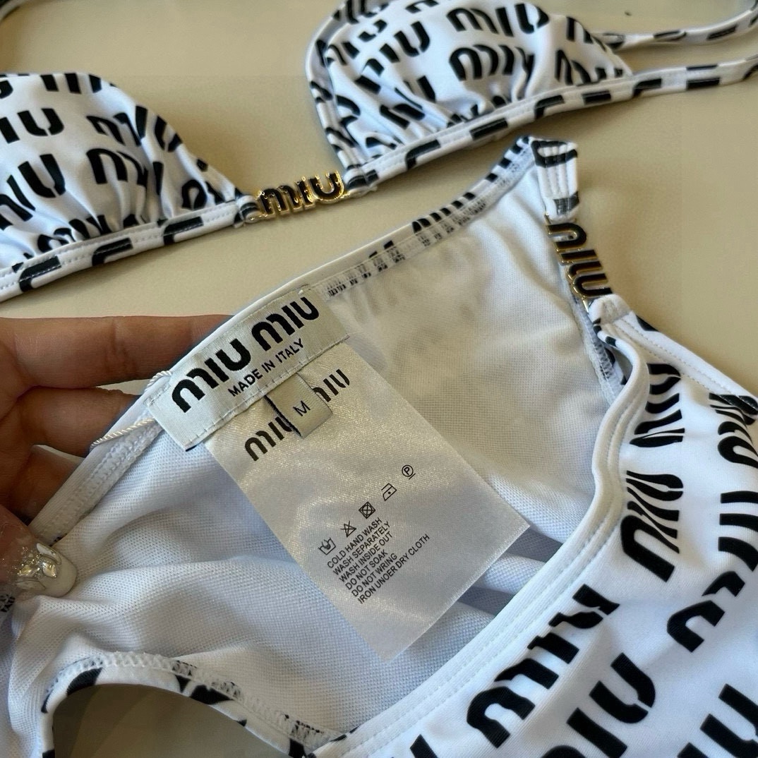 。
miumiu缪缪新款分体泳衣😍🥰适合多种场景的游泳衣🏊‍♀️海边 游泳池 温泉 水上乐园 漂流都可以