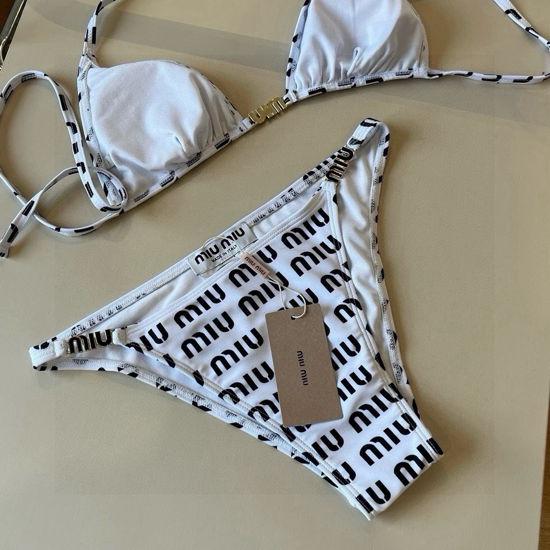 。
miumiu缪缪新款分体泳衣😍🥰适合多种场景的游泳衣🏊‍♀️海边 游泳池 温泉 水上乐园 漂流都可以