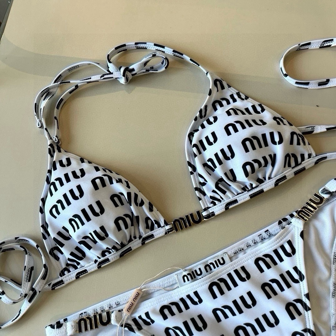 。
miumiu缪缪新款分体泳衣😍🥰适合多种场景的游泳衣🏊‍♀️海边 游泳池 温泉 水上乐园 漂流都可以