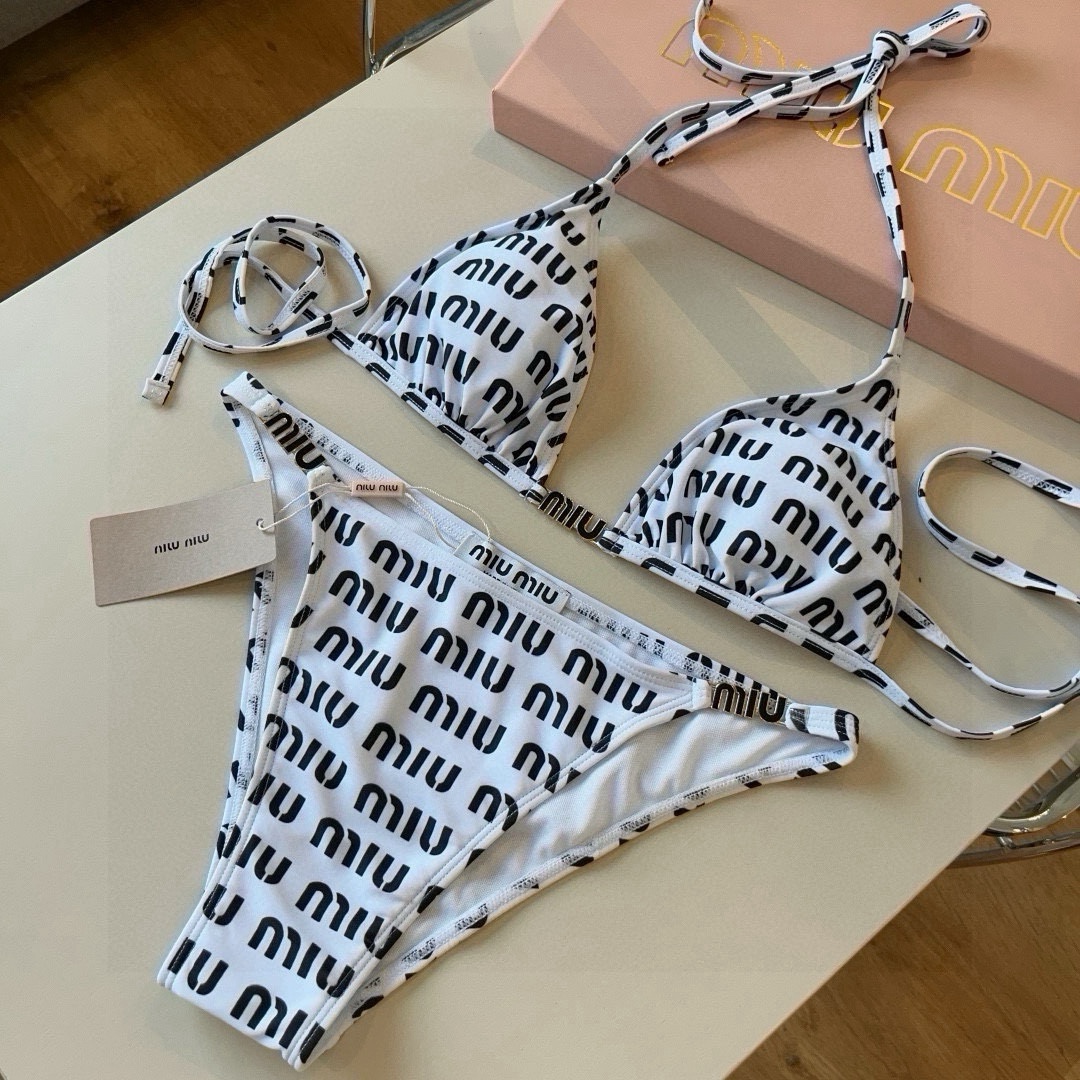 。
miumiu缪缪新款分体泳衣😍🥰适合多种场景的游泳衣🏊‍♀️海边 游泳池 温泉 水上乐园 漂流都可以