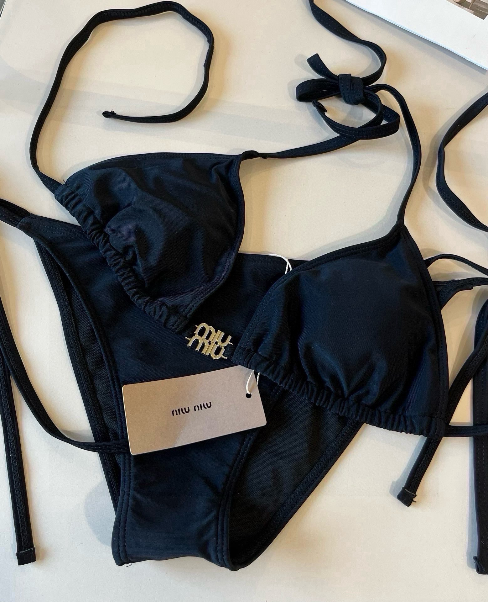 。

miumiu缪缪新款比基尼😍🥰适合多种场景的游泳衣🏊‍♀️海边 游泳池 温泉 水上乐园 漂流都可以