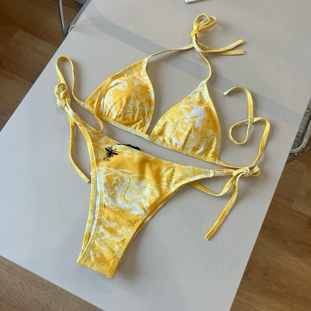 。
Dior 迪奥新款分体泳衣😍🥰适合多种场景的游泳衣🏊‍♀️海边 游泳池 温泉 水上乐园 漂流都可以😌