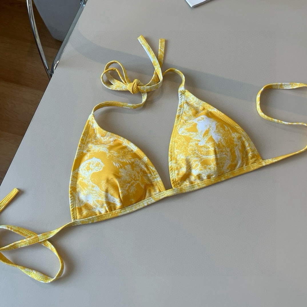 。
Dior 迪奥新款分体泳衣😍🥰适合多种场景的游泳衣🏊‍♀️海边 游泳池 温泉 水上乐园 漂流都可以😌