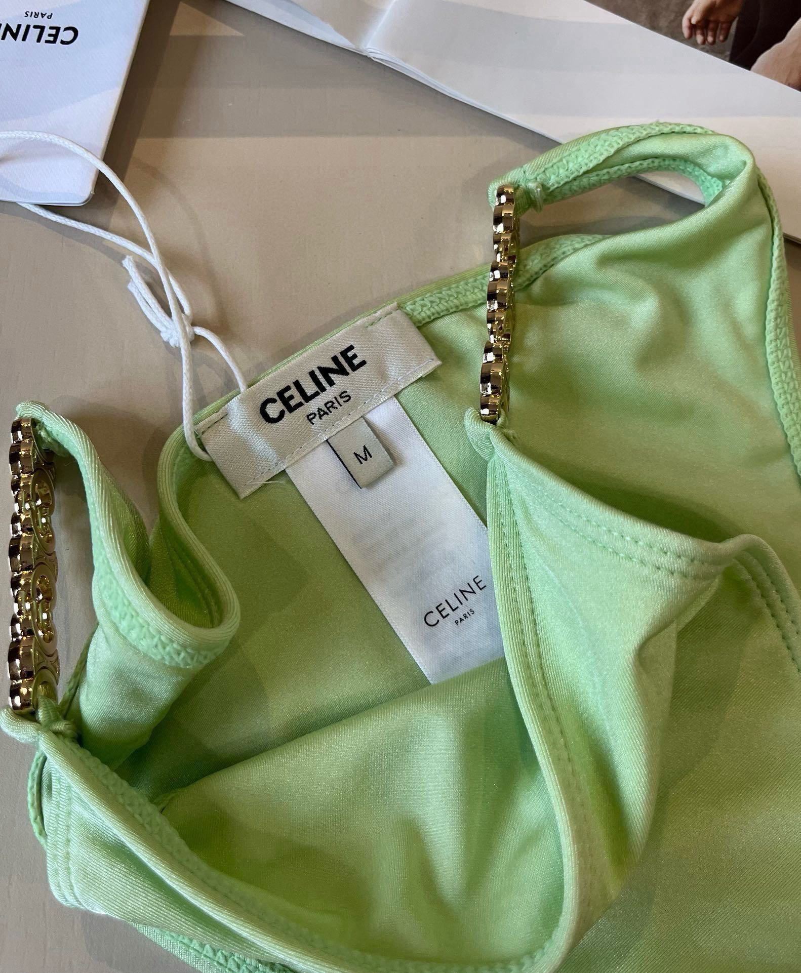 。
Celine赛琳新款比基尼， S M L XL。细节待更新