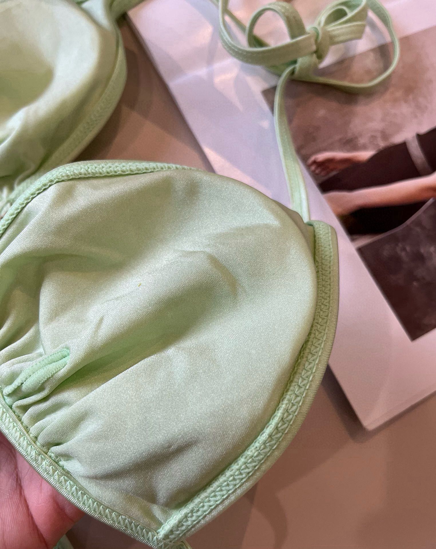 。
Celine赛琳新款比基尼， S M L XL。细节待更新