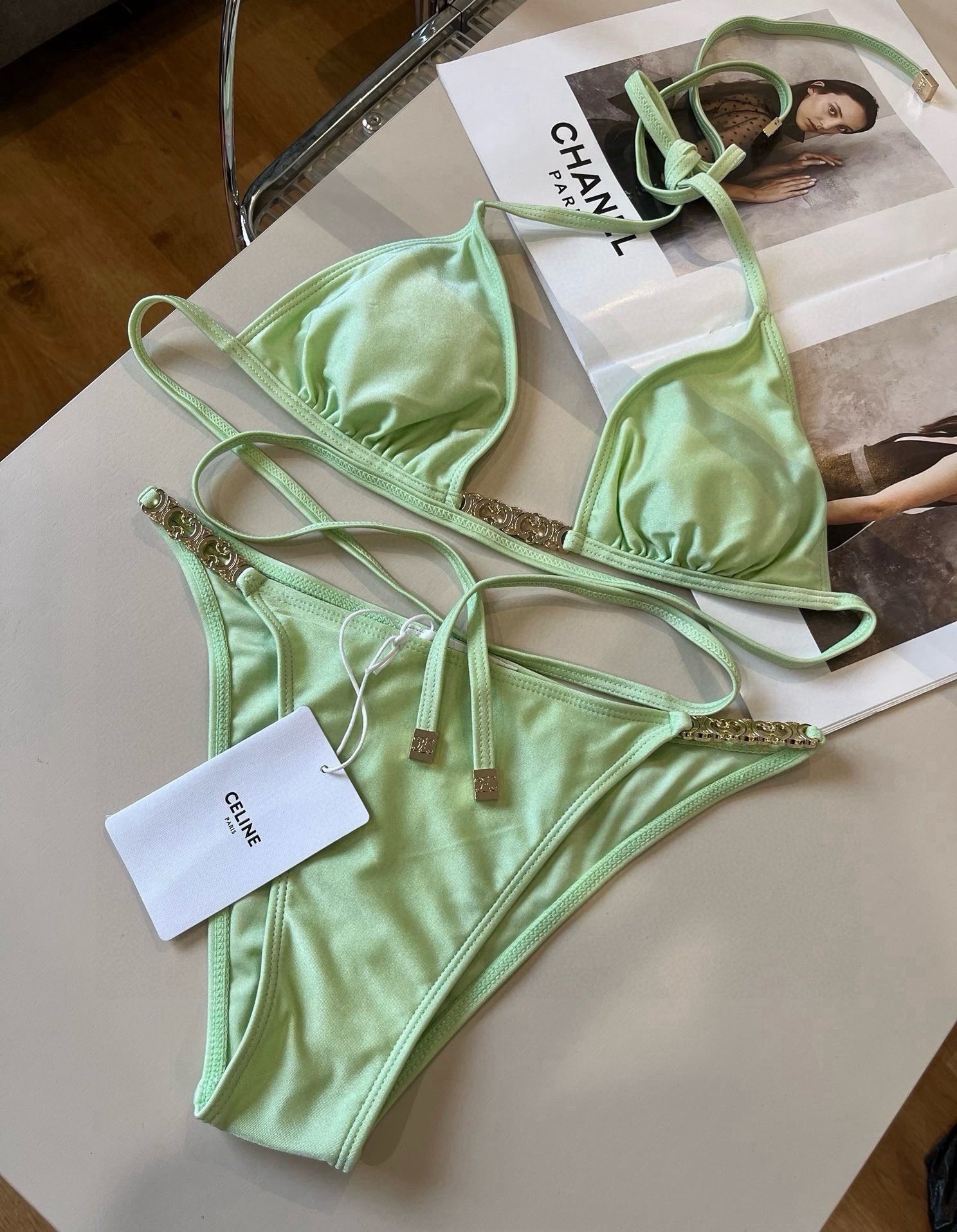 。
Celine赛琳新款比基尼， S M L XL。细节待更新