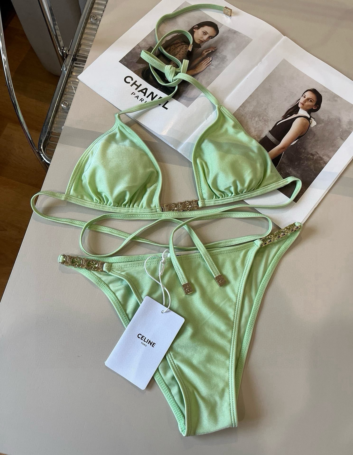 。
Celine赛琳新款比基尼， S M L XL。细节待更新