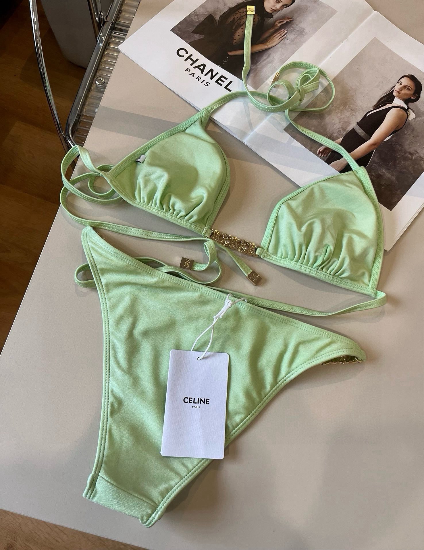 。
Celine赛琳新款比基尼， S M L XL。细节待更新