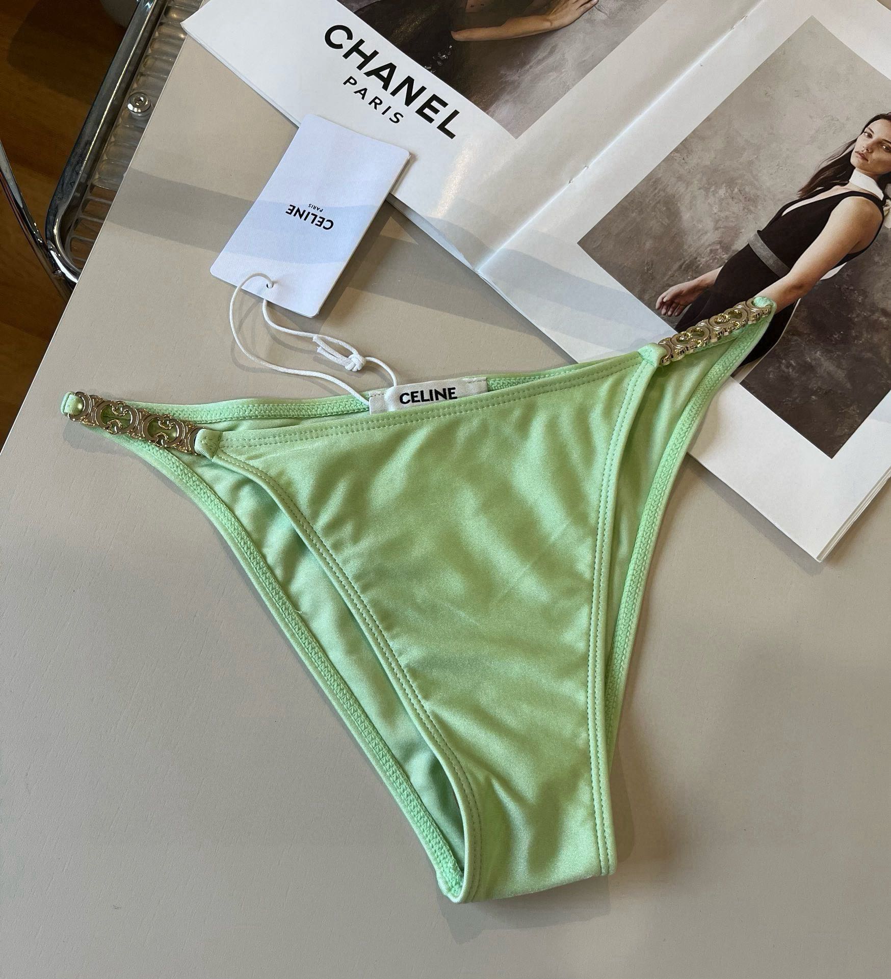 。
Celine赛琳新款比基尼， S M L XL。细节待更新
